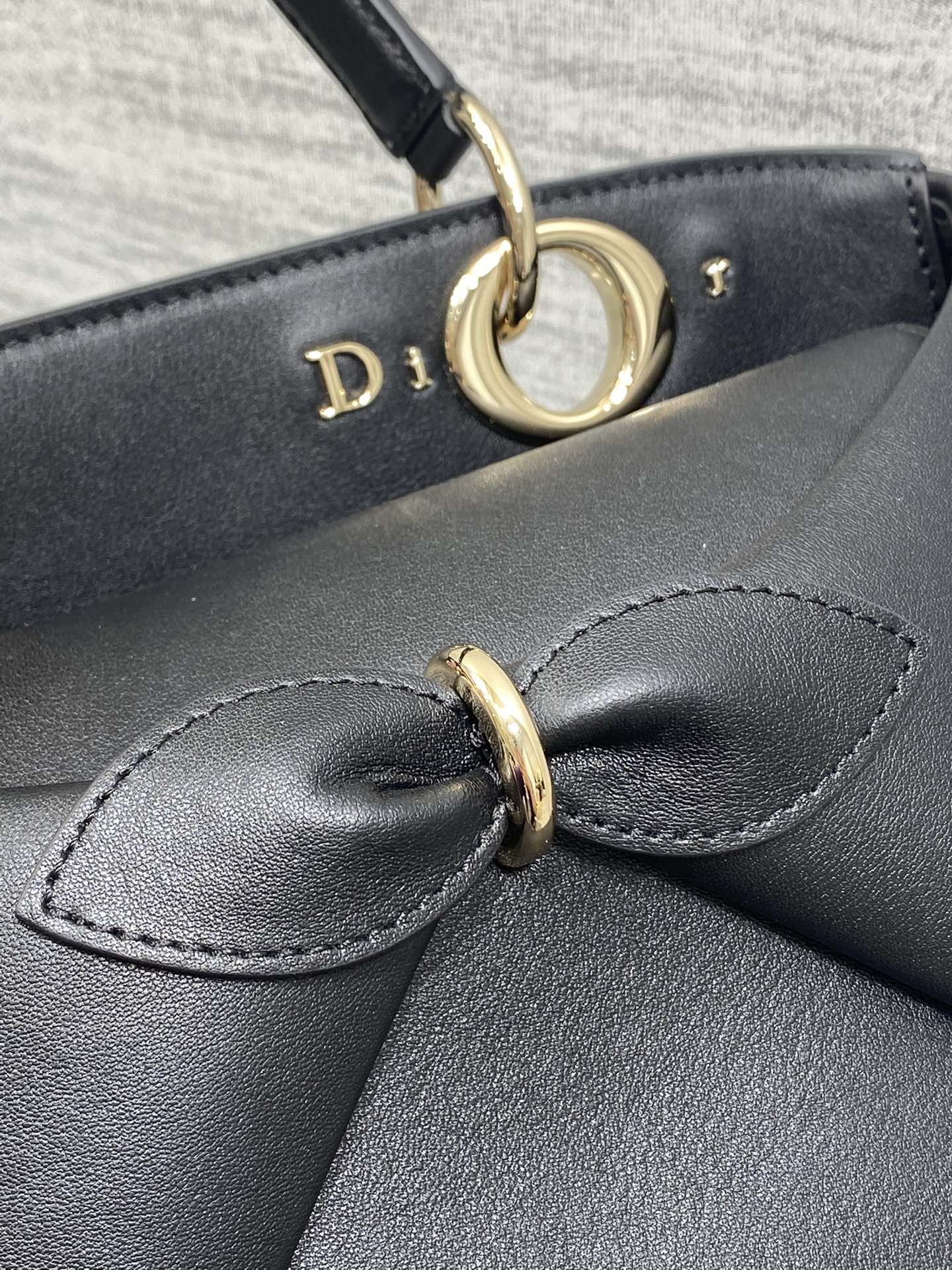 浅金现货‼️Dior2026最新蝴蝶结手提包，把“蝴蝶结”焊在系列里.蝴蝶结也不再是小女生的甜腻感，新设