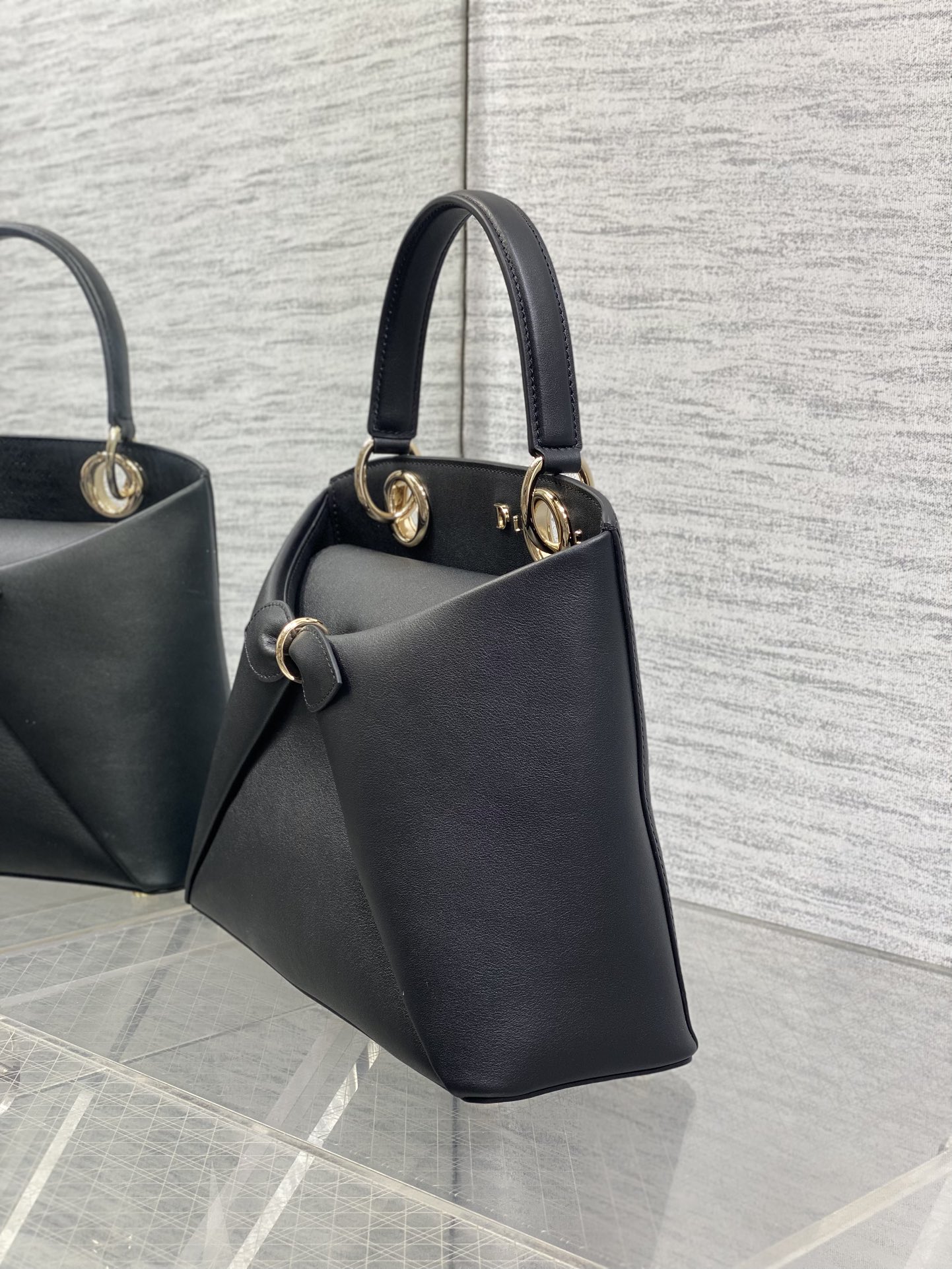 浅金现货‼️Dior2026最新蝴蝶结手提包，把“蝴蝶结”焊在系列里.蝴蝶结也不再是小女生的甜腻感，新设