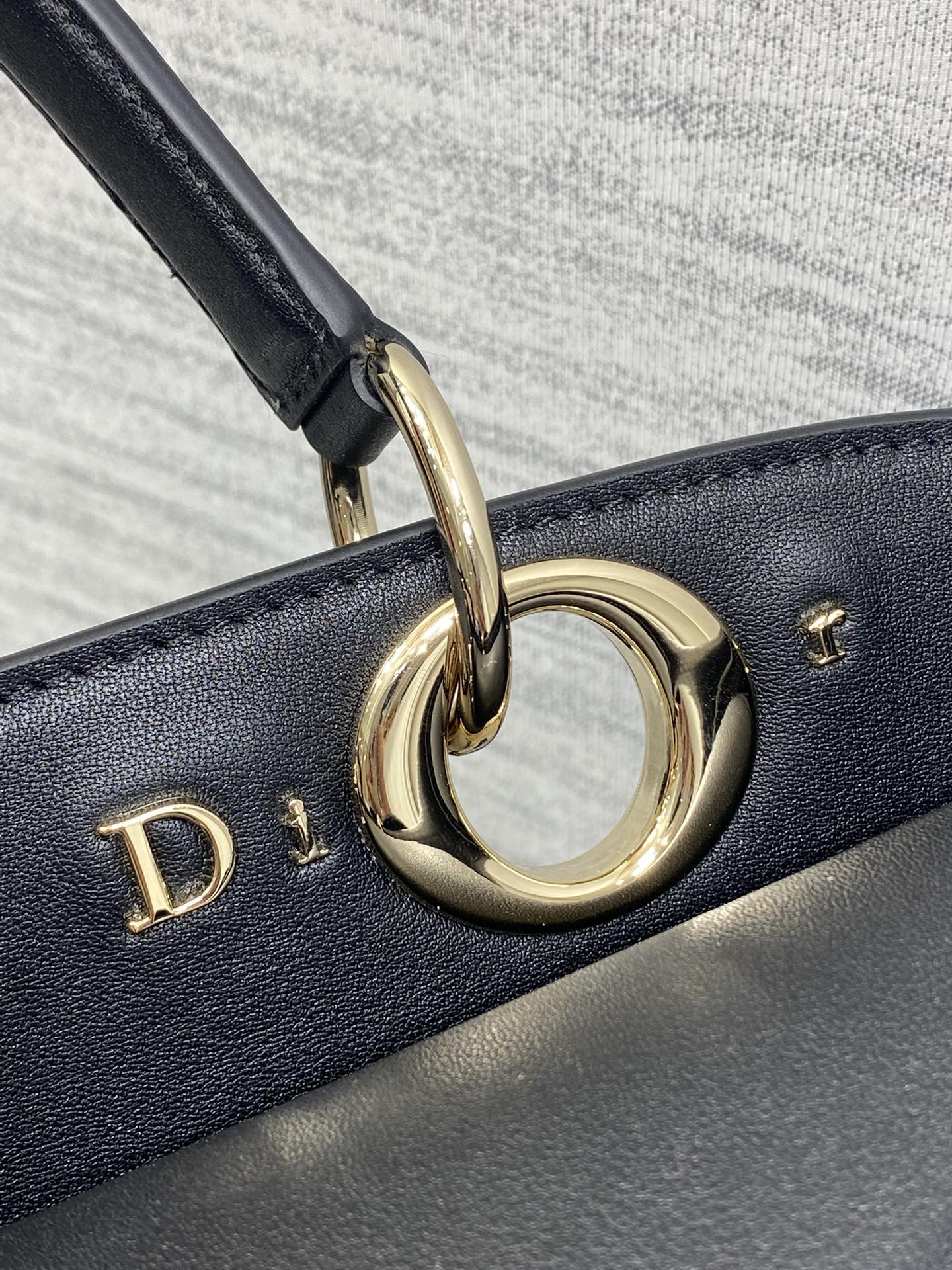 浅金现货‼️Dior2026最新蝴蝶结手提包，把“蝴蝶结”焊在系列里.蝴蝶结也不再是小女生的甜腻感，新设