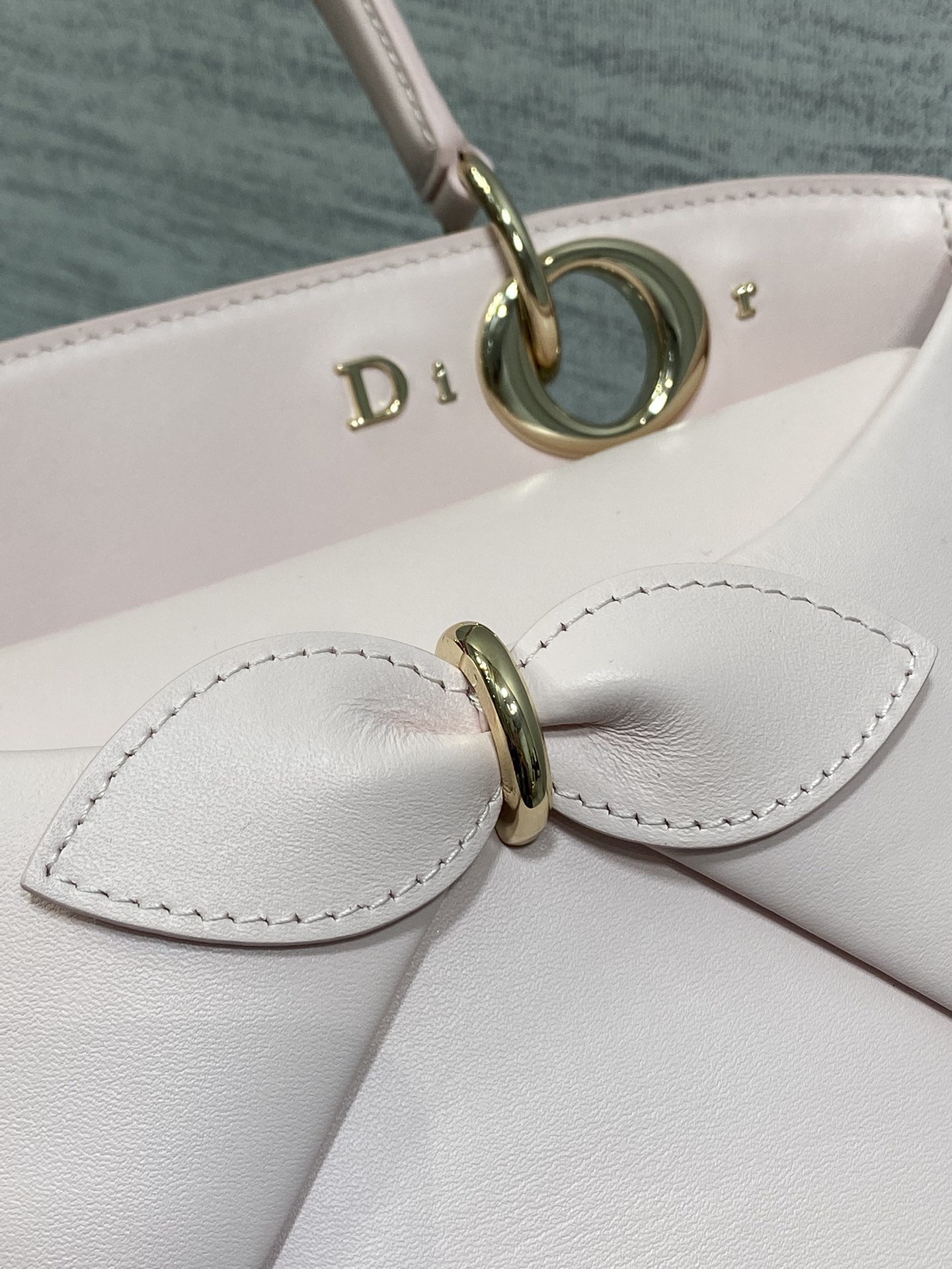 浅金现货‼️Dior2026最新蝴蝶结手提包，把“蝴蝶结”焊在系列里.蝴蝶结也不再是小女生的甜腻感，新设