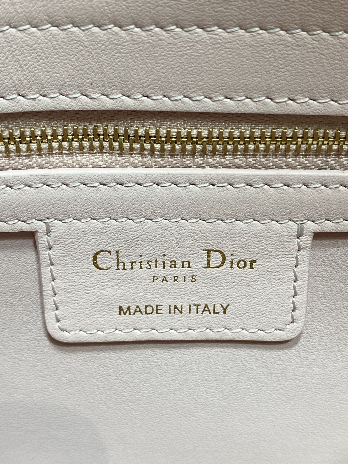 浅金现货‼️Dior2026最新蝴蝶结手提包，把“蝴蝶结”焊在系列里.蝴蝶结也不再是小女生的甜腻感，新设