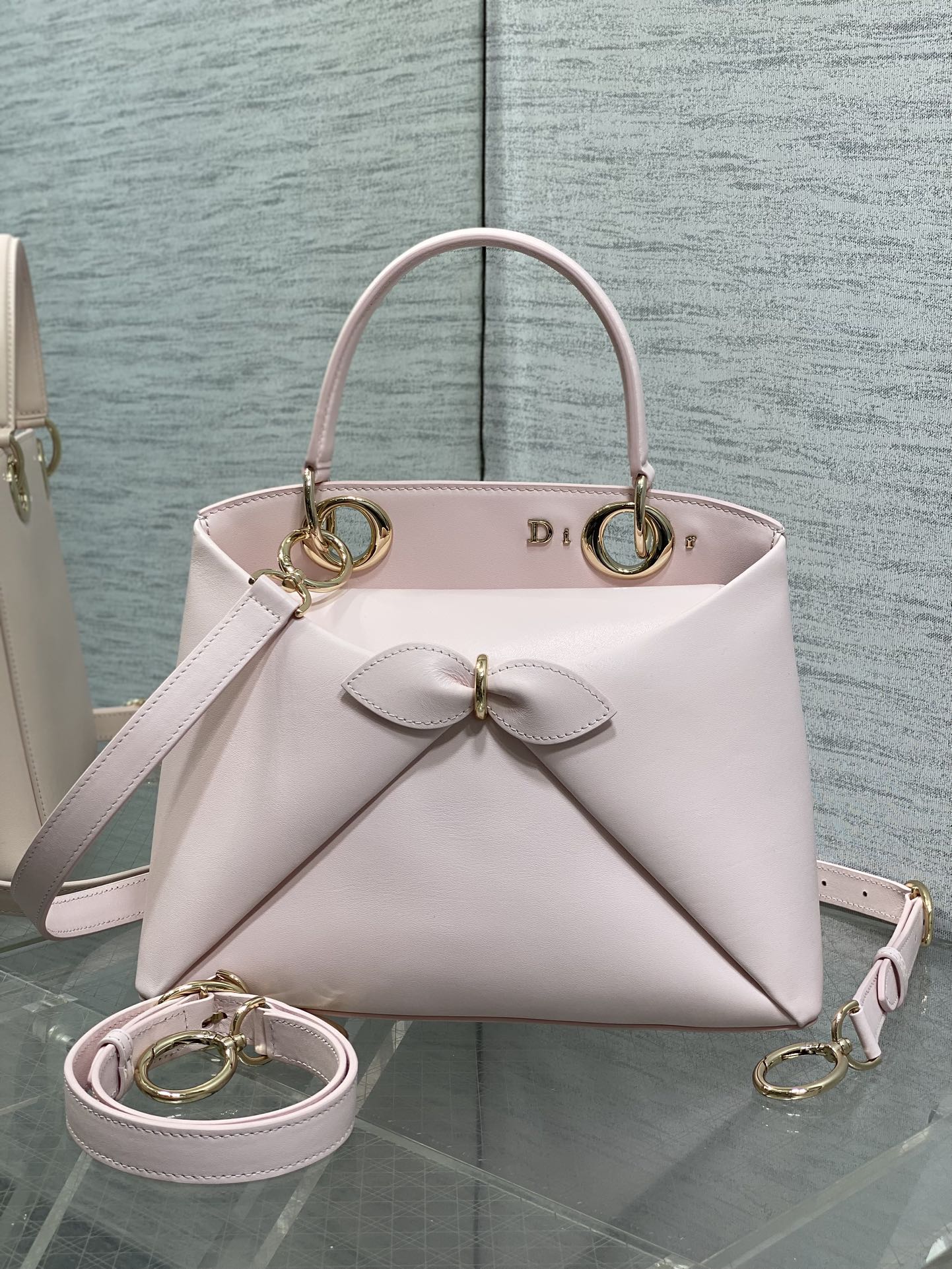 浅金现货‼️Dior2026最新蝴蝶结手提包，把“蝴蝶结”焊在系列里.蝴蝶结也不再是小女生的甜腻感，新设