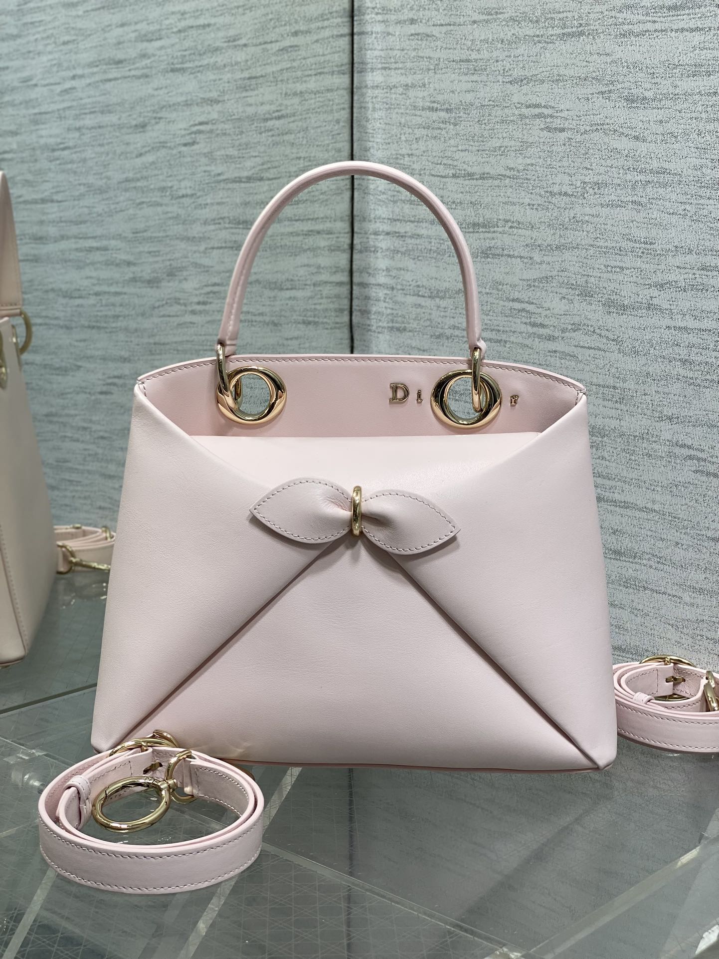 浅金现货‼️Dior2026最新蝴蝶结手提包，把“蝴蝶结”焊在系列里.蝴蝶结也不再是小女生的甜腻感，新设