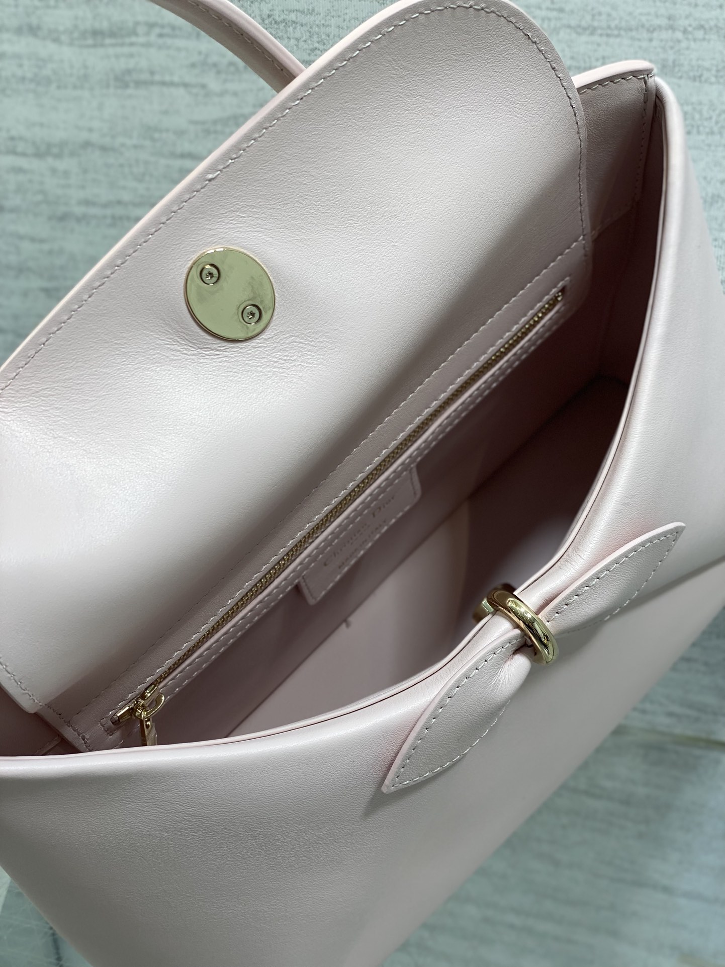 浅金现货‼️Dior2026最新蝴蝶结手提包，把“蝴蝶结”焊在系列里.蝴蝶结也不再是小女生的甜腻感，新设