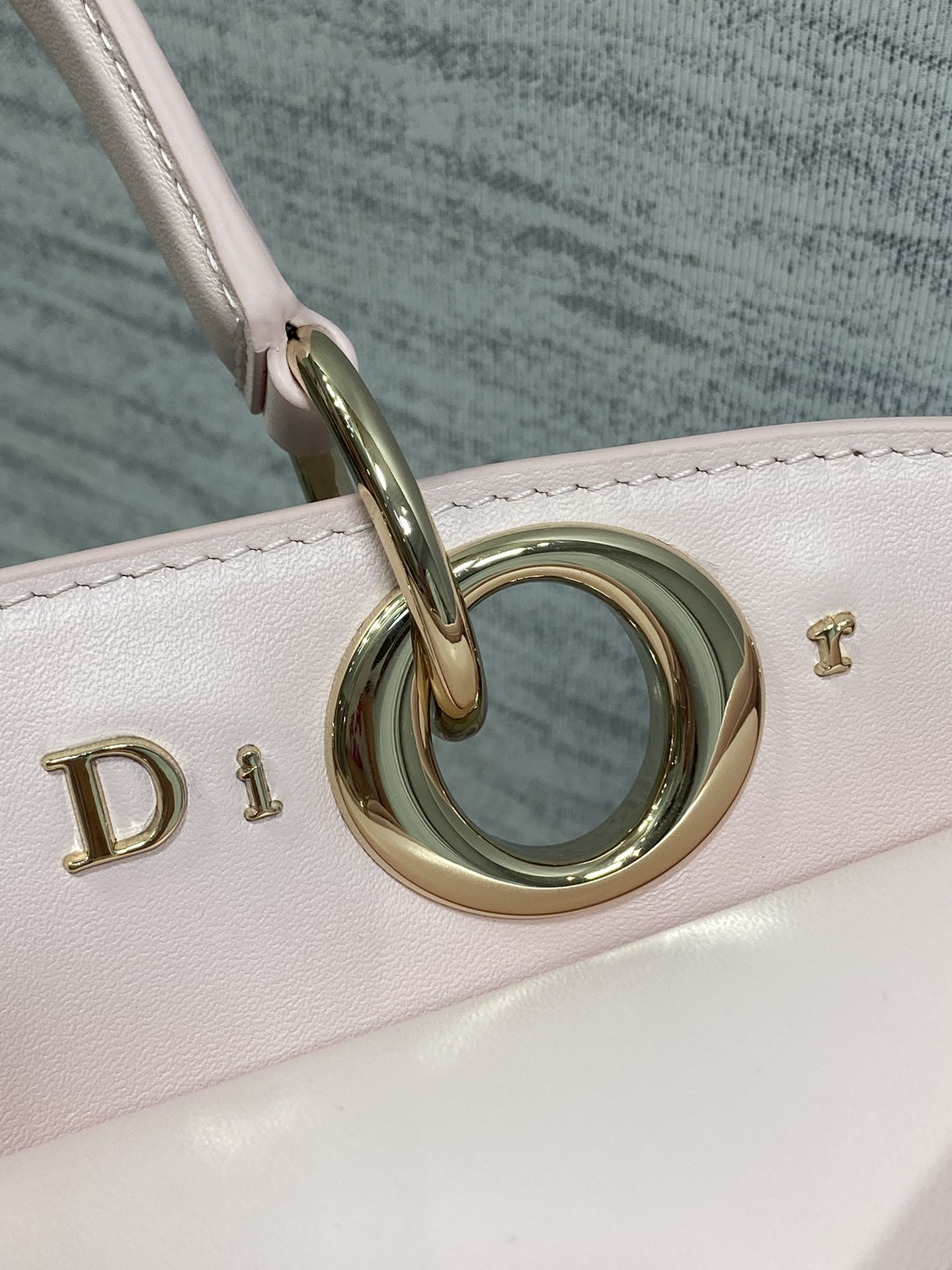 浅金现货‼️Dior2026最新蝴蝶结手提包，把“蝴蝶结”焊在系列里.蝴蝶结也不再是小女生的甜腻感，新设