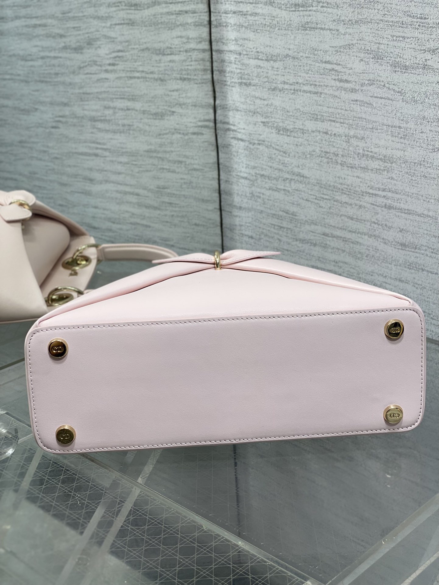 浅金现货‼️Dior2026最新蝴蝶结手提包，把“蝴蝶结”焊在系列里.蝴蝶结也不再是小女生的甜腻感，新设