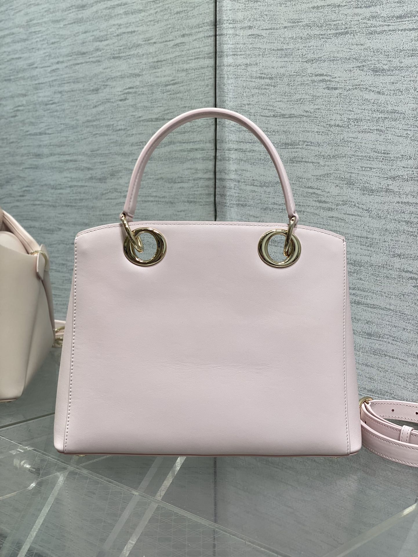 浅金现货‼️Dior2026最新蝴蝶结手提包，把“蝴蝶结”焊在系列里.蝴蝶结也不再是小女生的甜腻感，新设