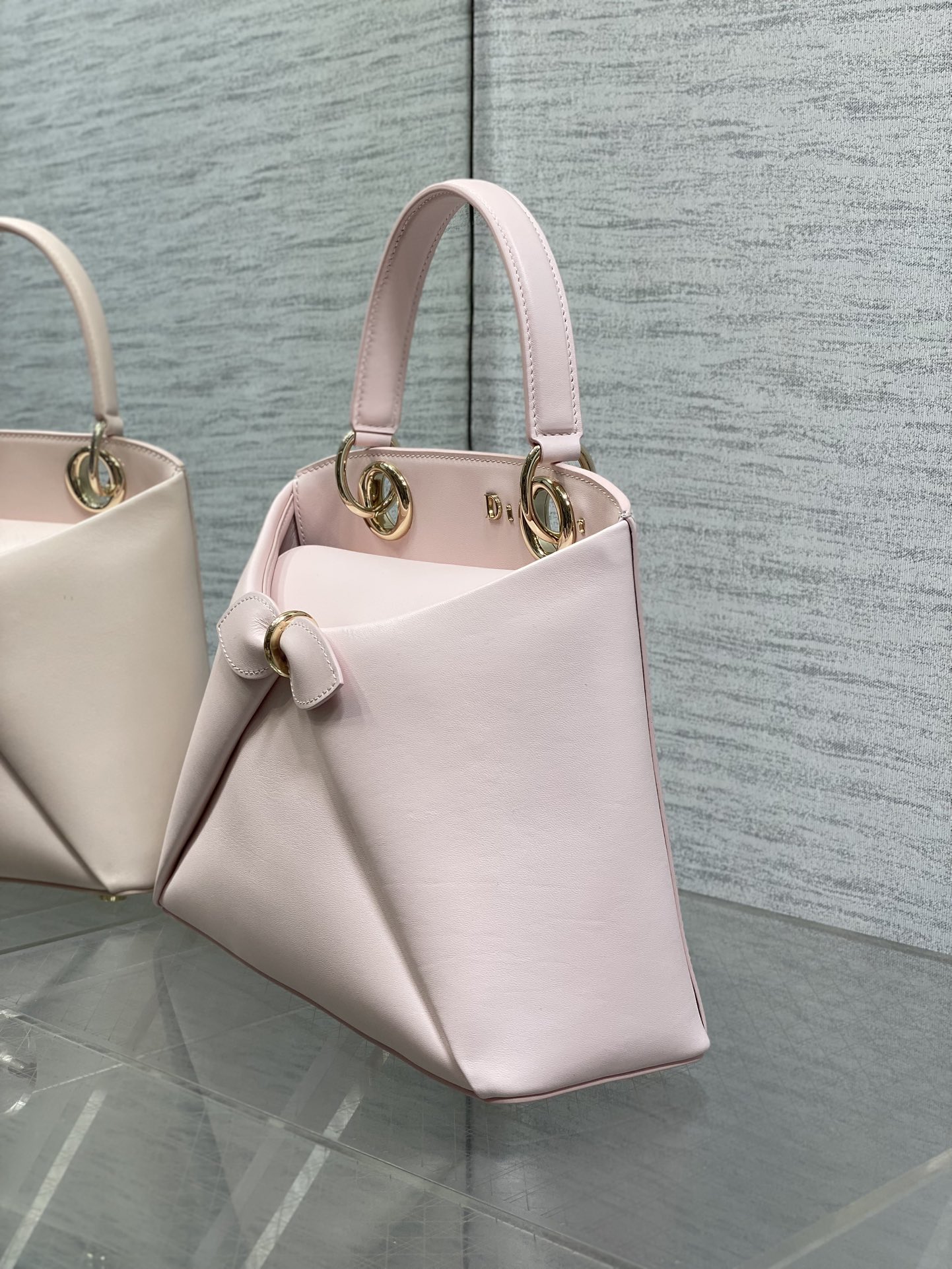 浅金现货‼️Dior2026最新蝴蝶结手提包，把“蝴蝶结”焊在系列里.蝴蝶结也不再是小女生的甜腻感，新设