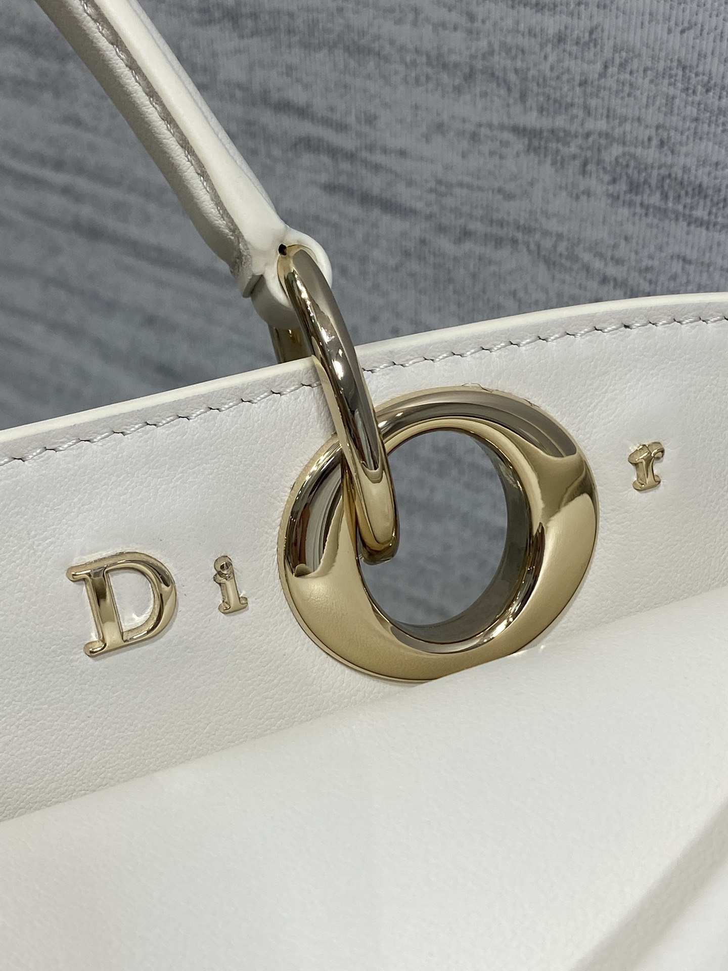 浅金现货‼️Dior2026最新蝴蝶结手提包，把“蝴蝶结”焊在系列里.蝴蝶结也不再是小女生的甜腻感，新设