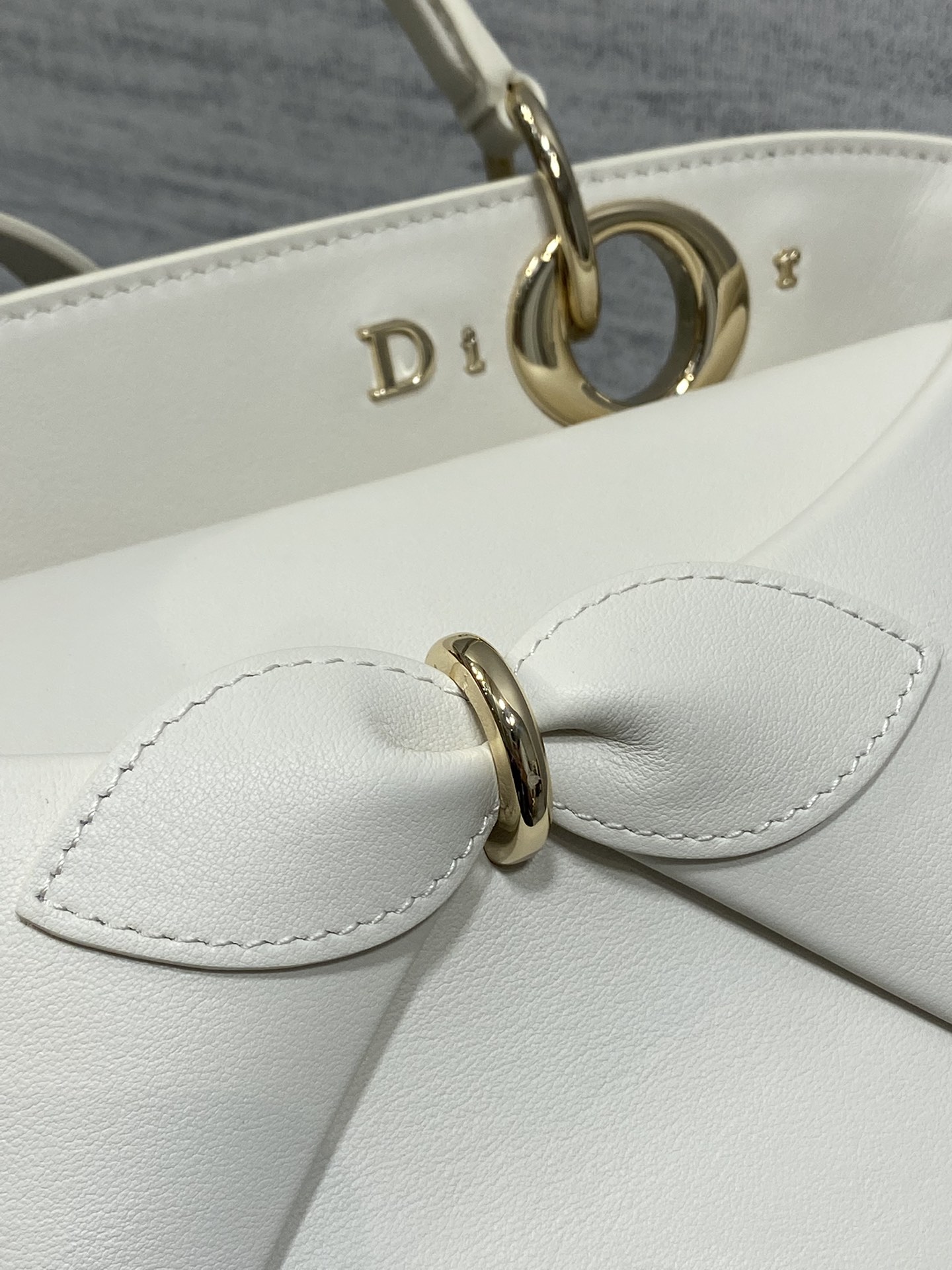 浅金现货‼️Dior2026最新蝴蝶结手提包，把“蝴蝶结”焊在系列里.蝴蝶结也不再是小女生的甜腻感，新设