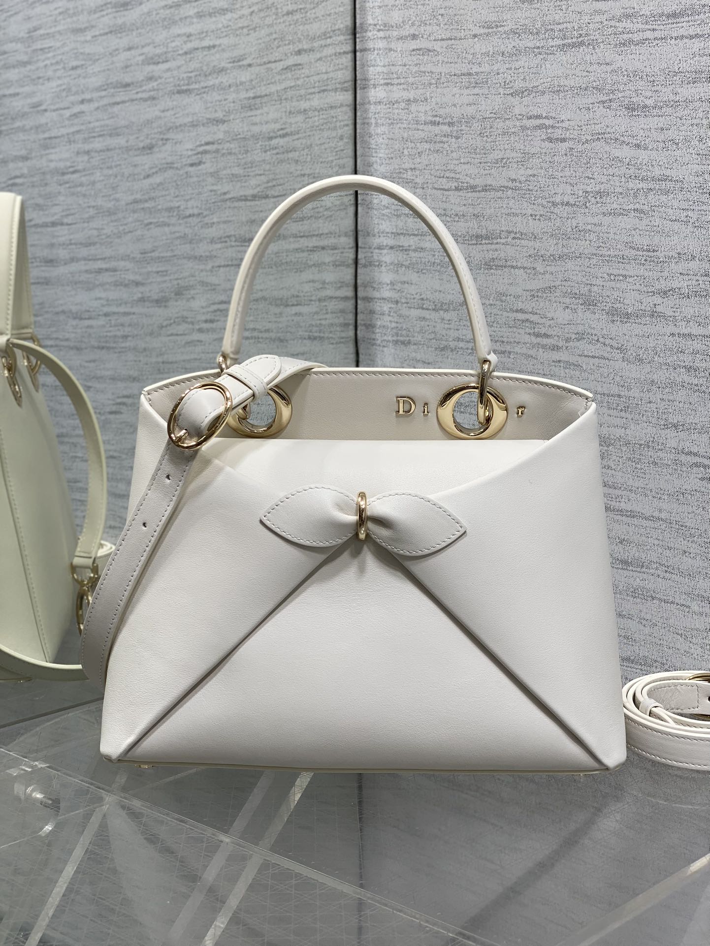 浅金现货‼️Dior2026最新蝴蝶结手提包，把“蝴蝶结”焊在系列里.蝴蝶结也不再是小女生的甜腻感，新设