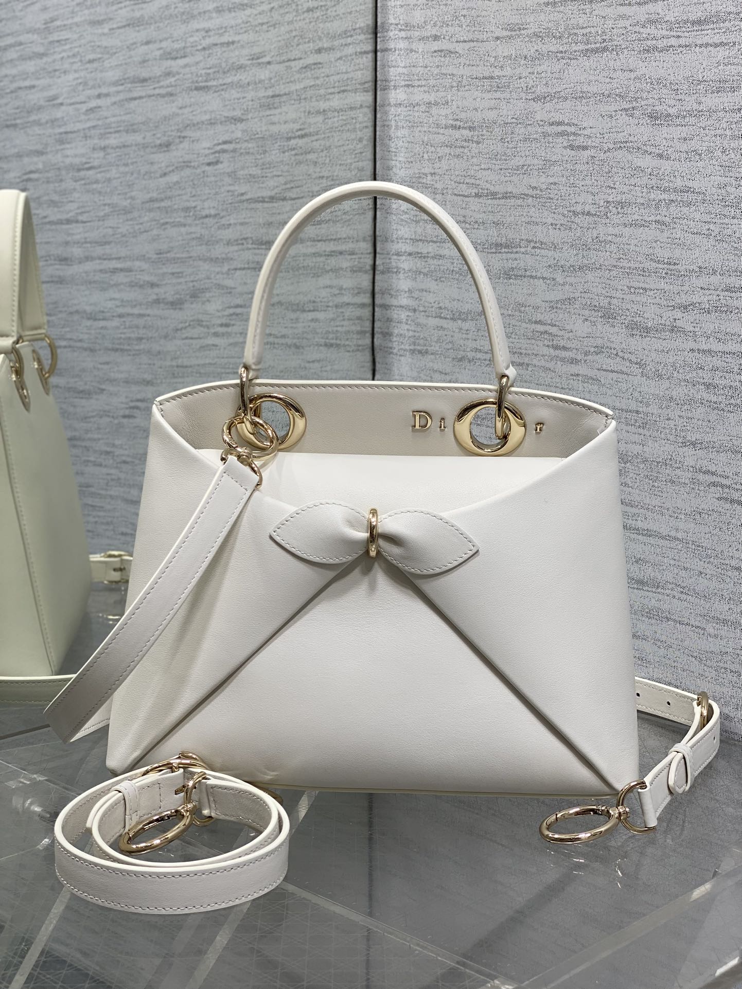 浅金现货‼️Dior2026最新蝴蝶结手提包，把“蝴蝶结”焊在系列里.蝴蝶结也不再是小女生的甜腻感，新设