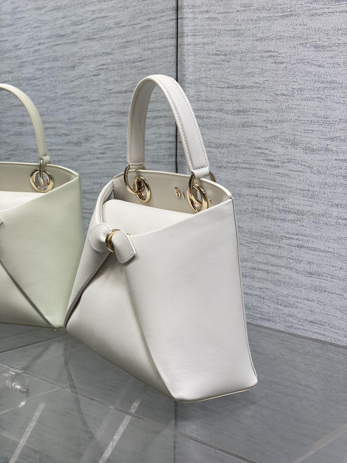 浅金现货‼️Dior2026最新蝴蝶结手提包，把“蝴蝶结”焊在系列里.蝴蝶结也不再是小女生的甜腻感，新设