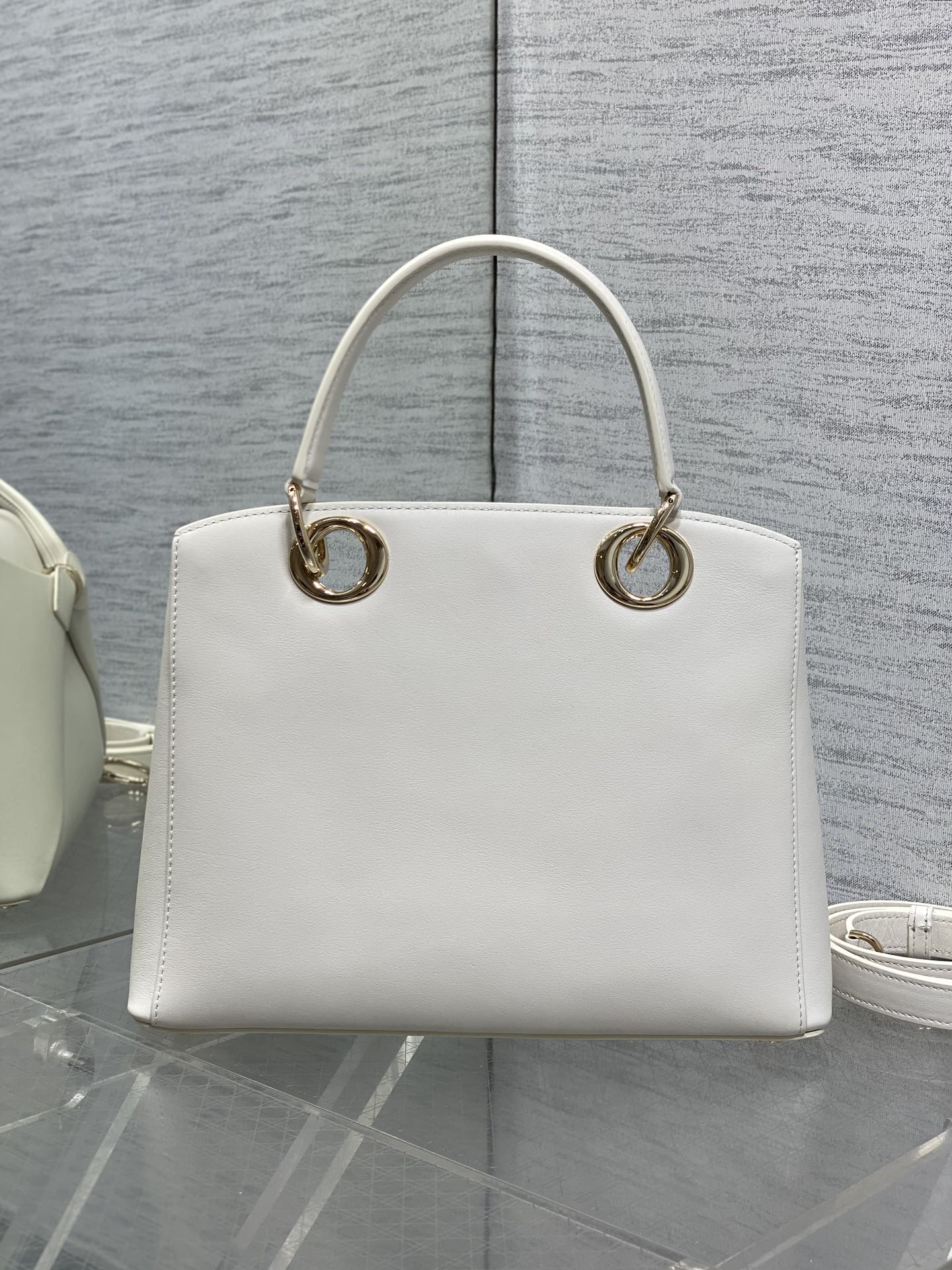 浅金现货‼️Dior2026最新蝴蝶结手提包，把“蝴蝶结”焊在系列里.蝴蝶结也不再是小女生的甜腻感，新设