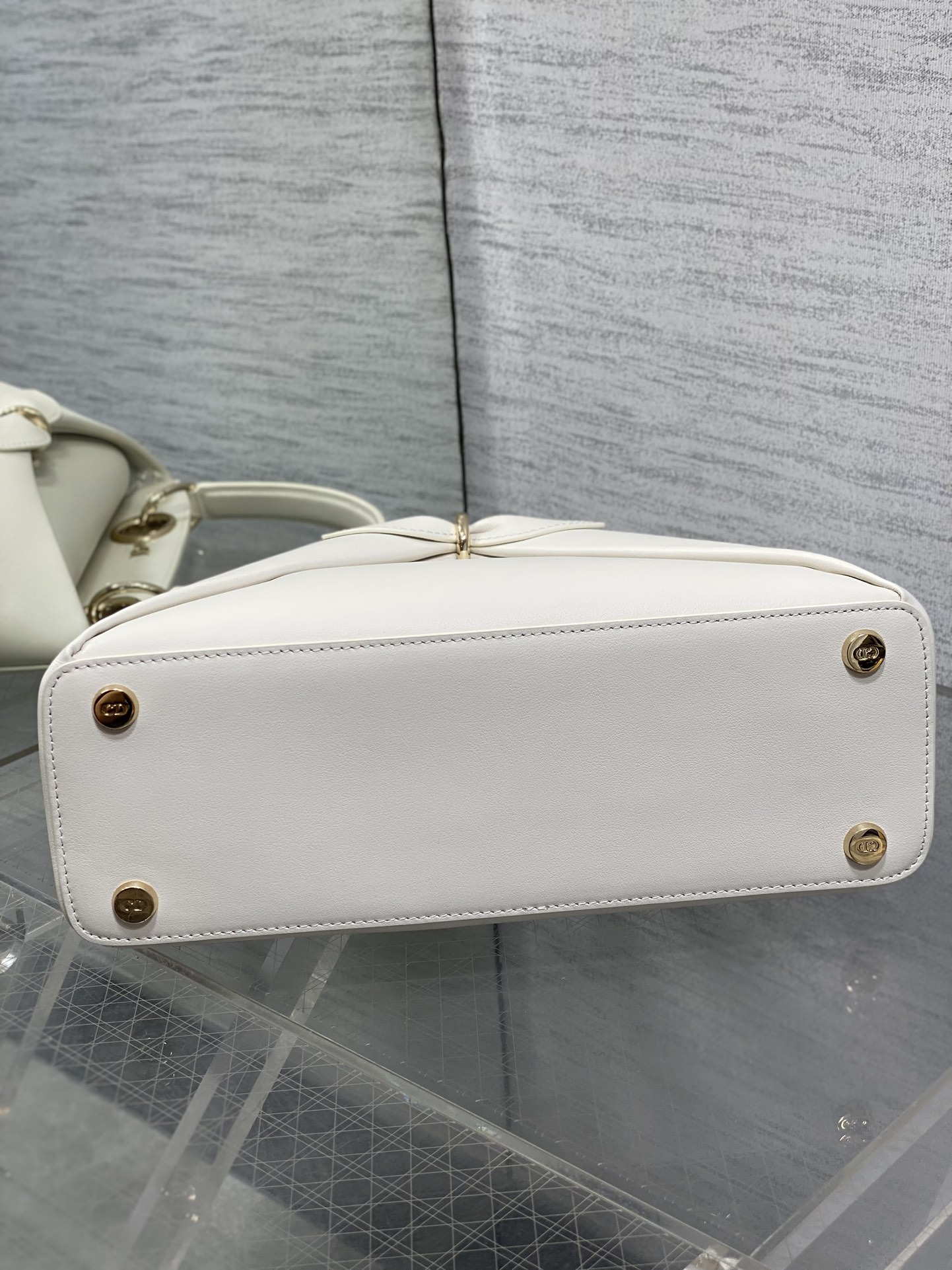 浅金现货‼️Dior2026最新蝴蝶结手提包，把“蝴蝶结”焊在系列里.蝴蝶结也不再是小女生的甜腻感，新设