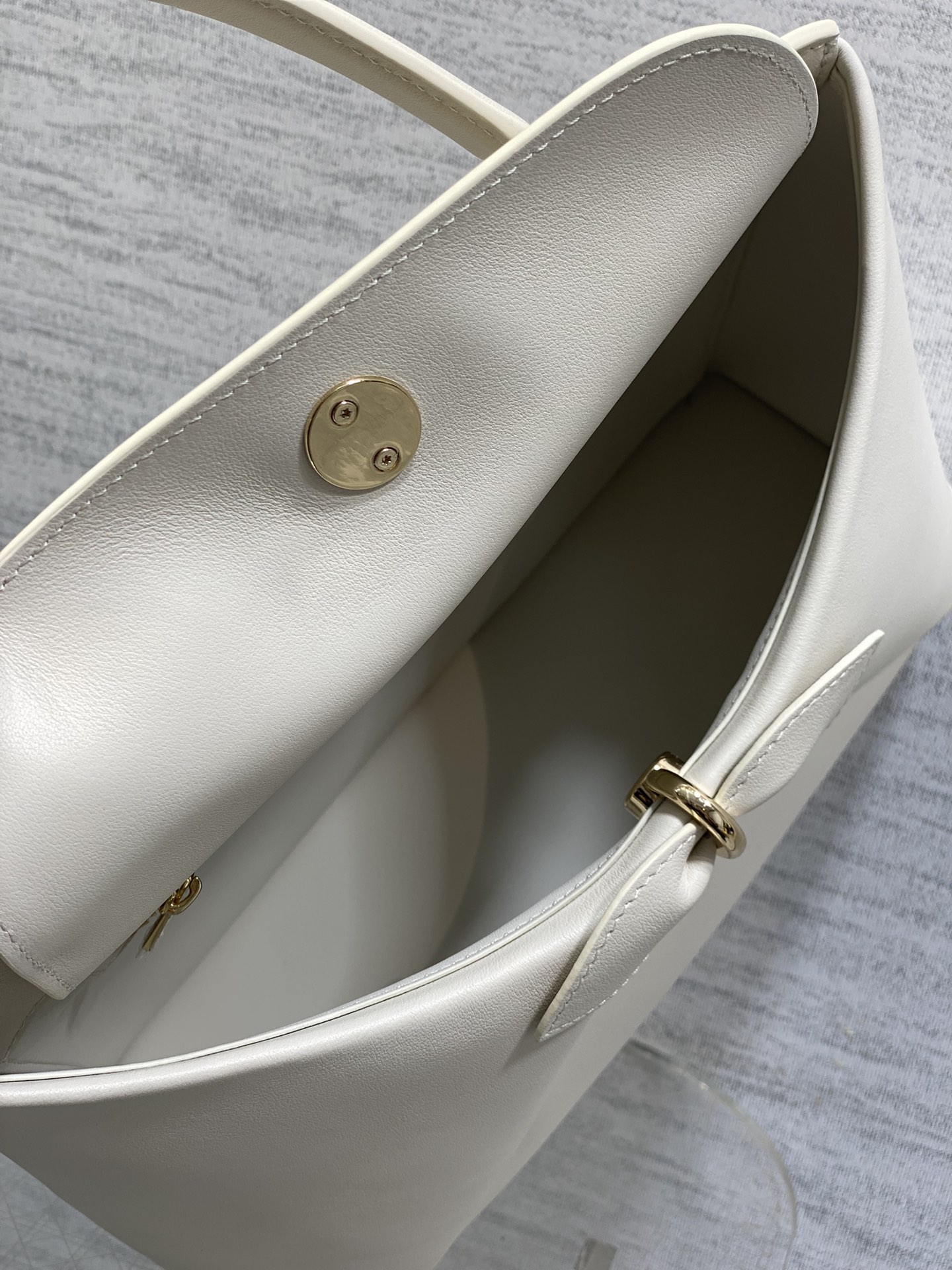 浅金现货‼️Dior2026最新蝴蝶结手提包，把“蝴蝶结”焊在系列里.蝴蝶结也不再是小女生的甜腻感，新设