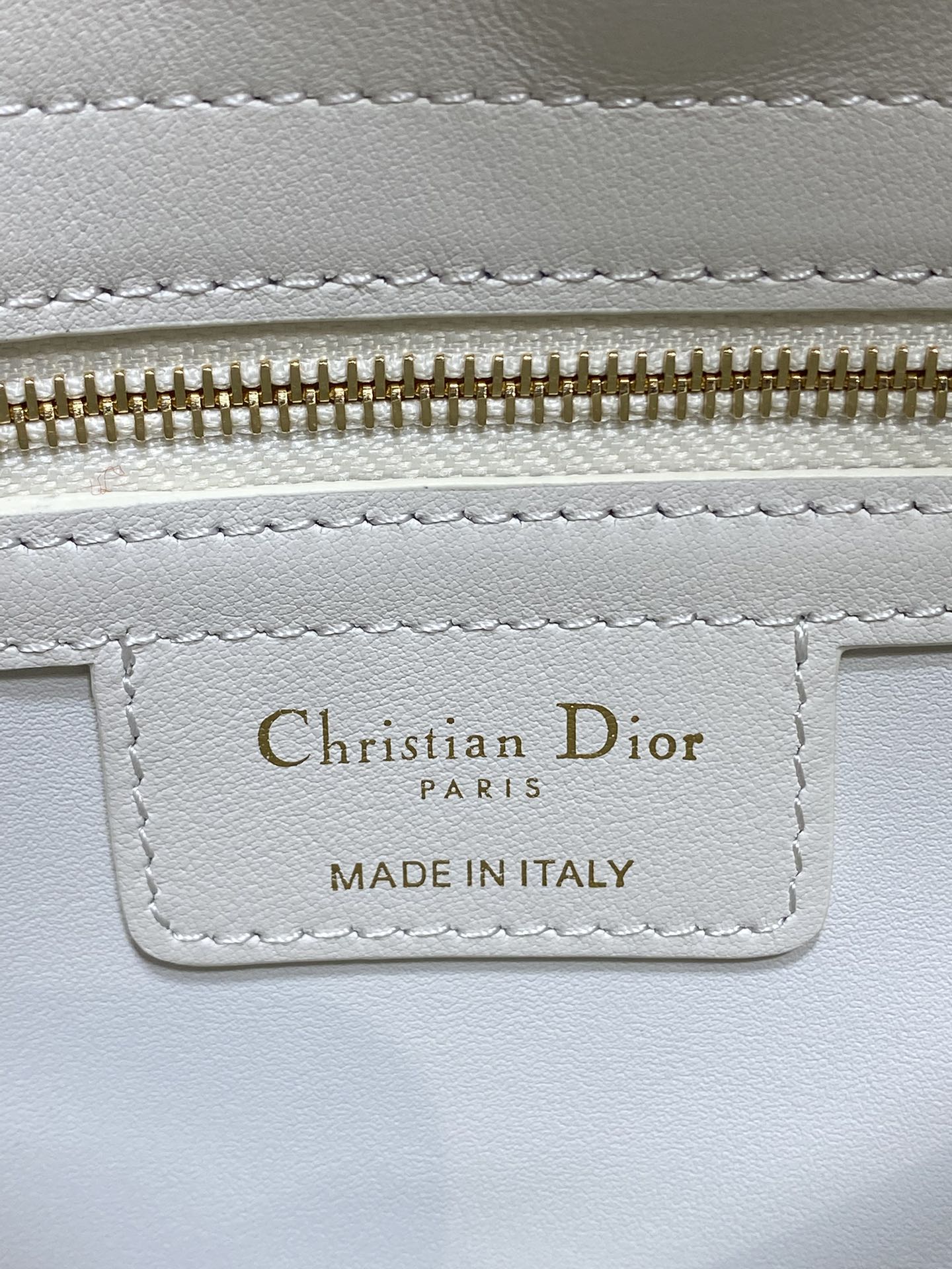 浅金现货‼️Dior2026最新蝴蝶结手提包，把“蝴蝶结”焊在系列里.蝴蝶结也不再是小女生的甜腻感，新设