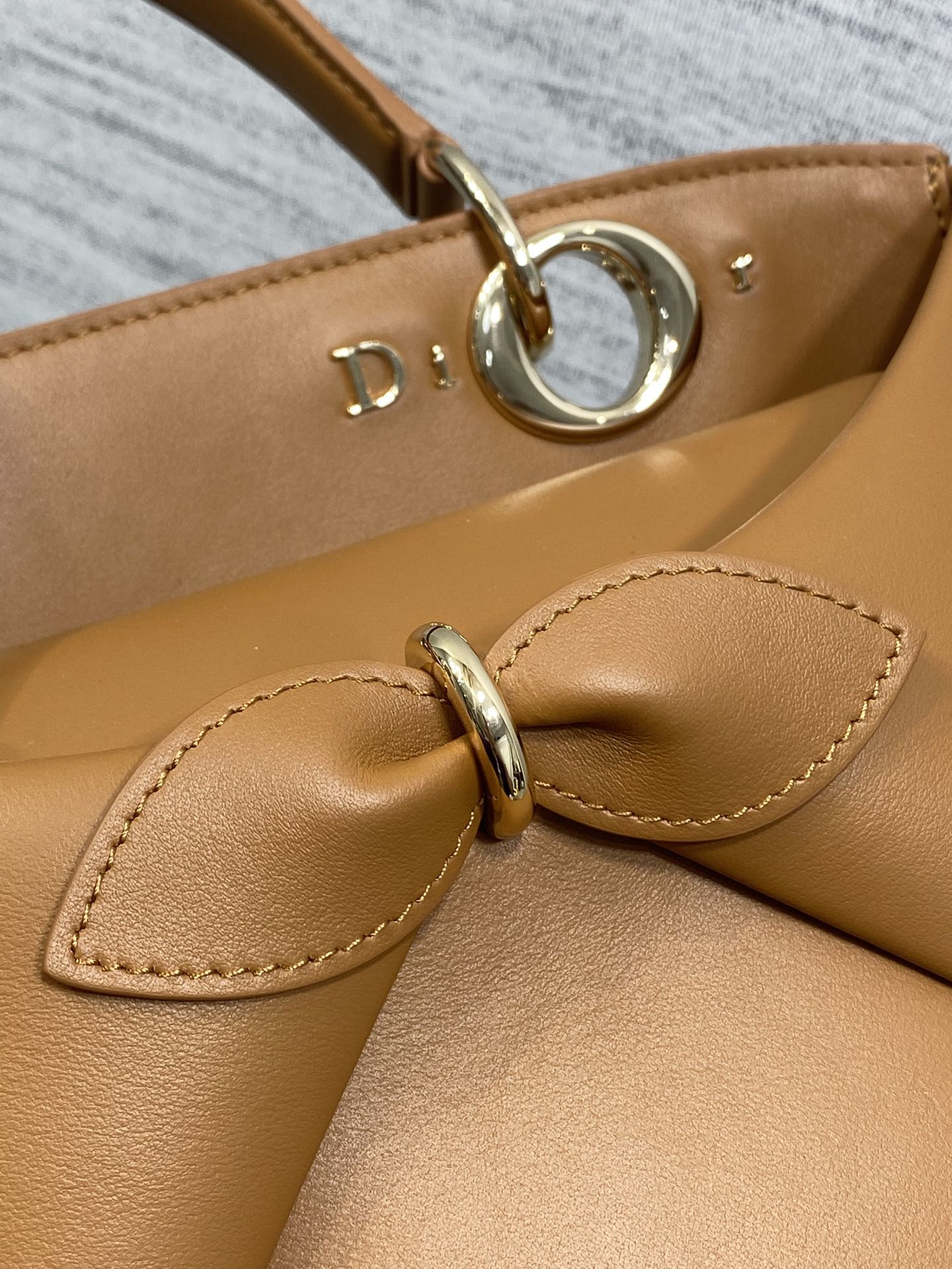 浅金现货‼️Dior2026最新蝴蝶结手提包，把“蝴蝶结”焊在系列里.蝴蝶结也不再是小女生的甜腻感，新设