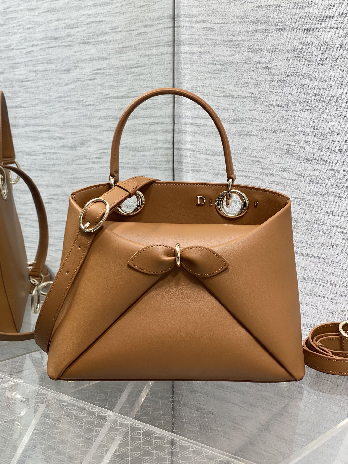 浅金现货‼️Dior2026最新蝴蝶结手提包，把“蝴蝶结”焊在系列里.蝴蝶结也不再是小女生的甜腻感，新设