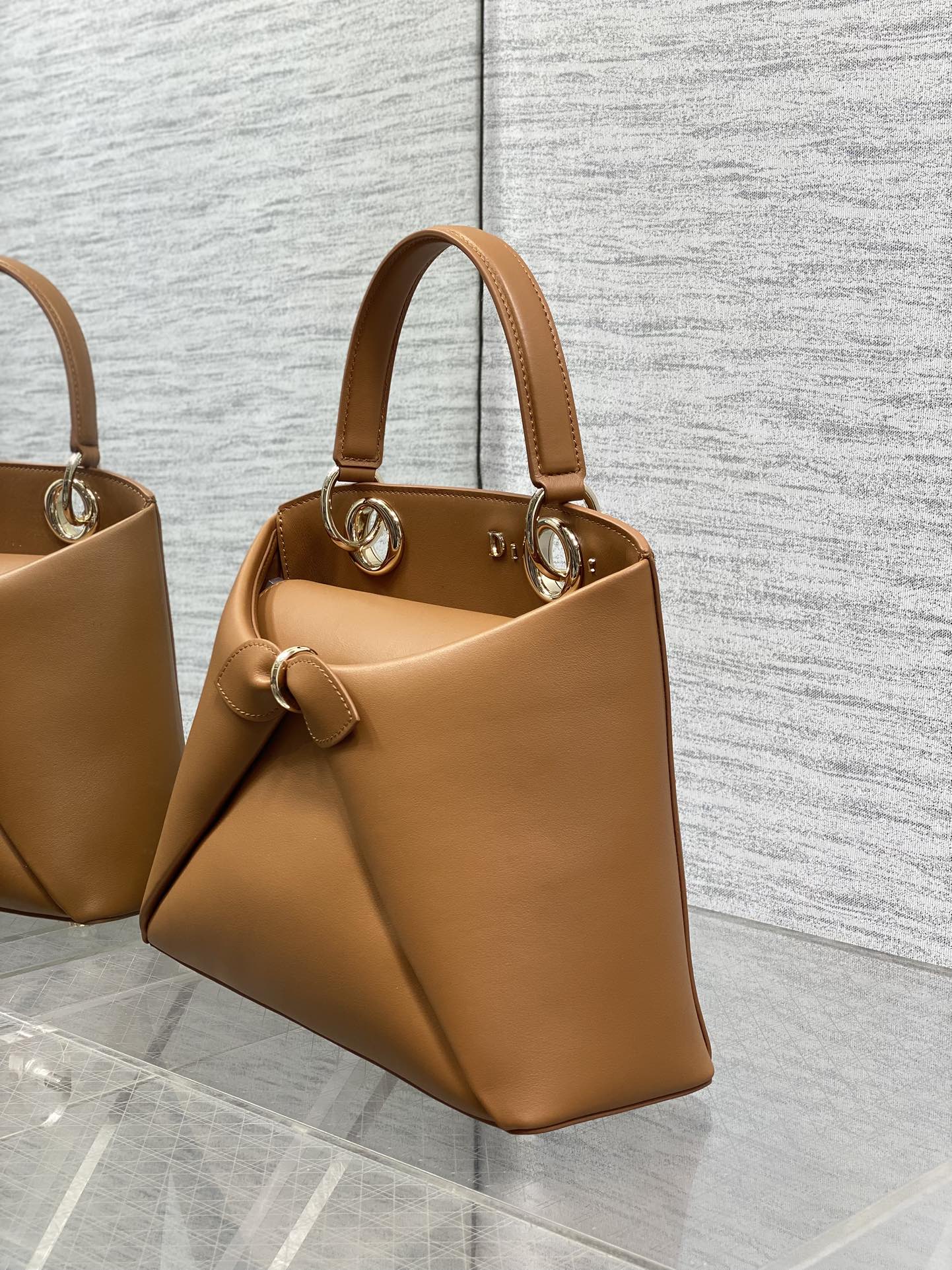 浅金现货‼️Dior2026最新蝴蝶结手提包，把“蝴蝶结”焊在系列里.蝴蝶结也不再是小女生的甜腻感，新设