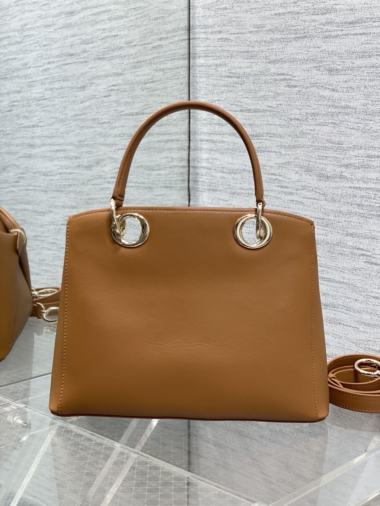 浅金现货‼️Dior2026最新蝴蝶结手提包，把“蝴蝶结”焊在系列里.蝴蝶结也不再是小女生的甜腻感，新设