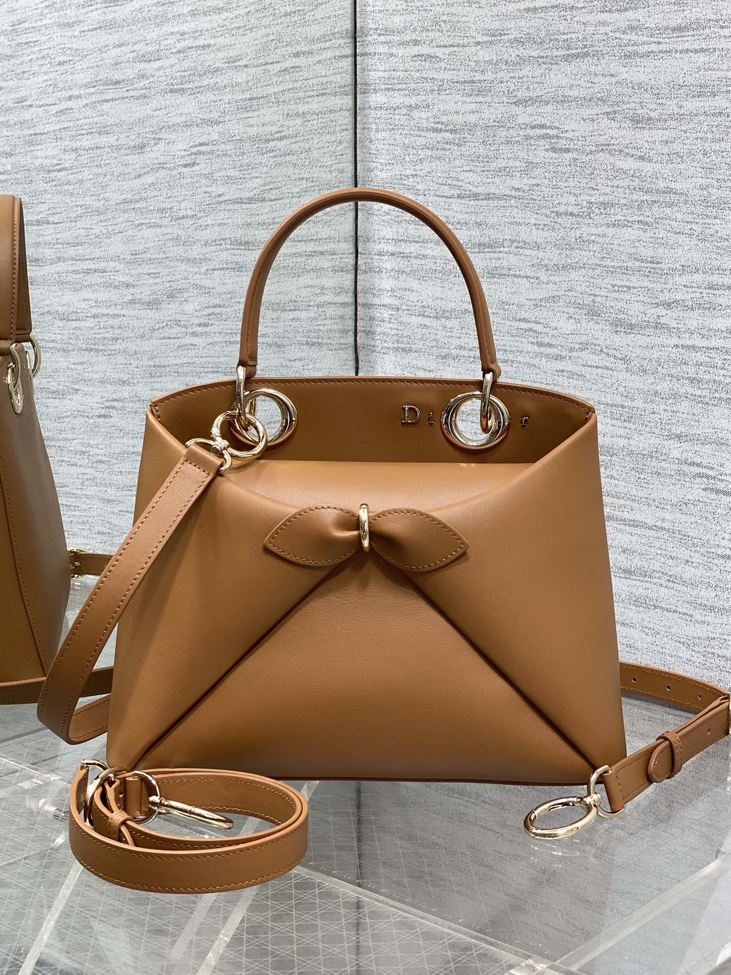 浅金现货‼️Dior2026最新蝴蝶结手提包，把“蝴蝶结”焊在系列里.蝴蝶结也不再是小女生的甜腻感，新设