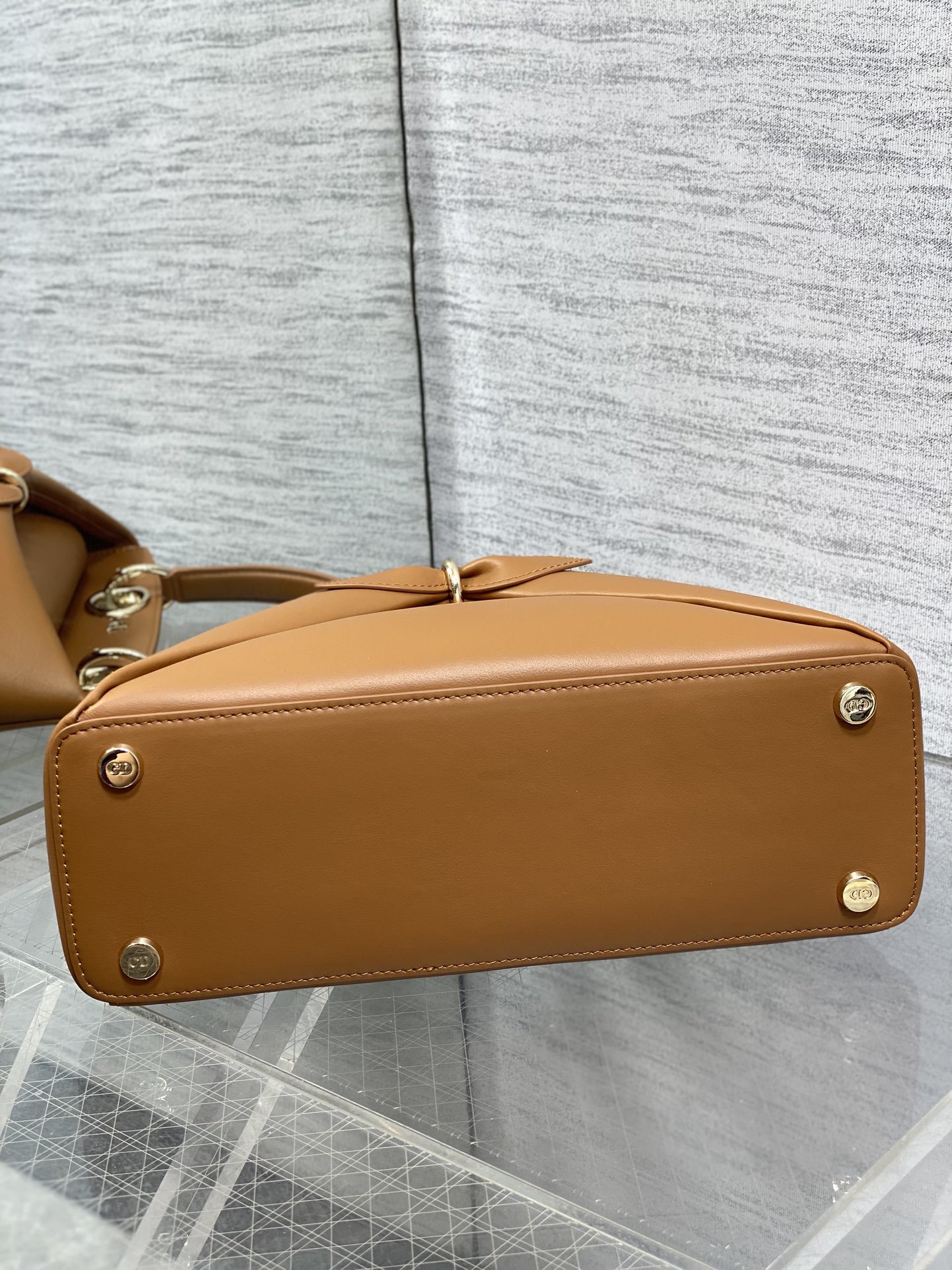 浅金现货‼️Dior2026最新蝴蝶结手提包，把“蝴蝶结”焊在系列里.蝴蝶结也不再是小女生的甜腻感，新设