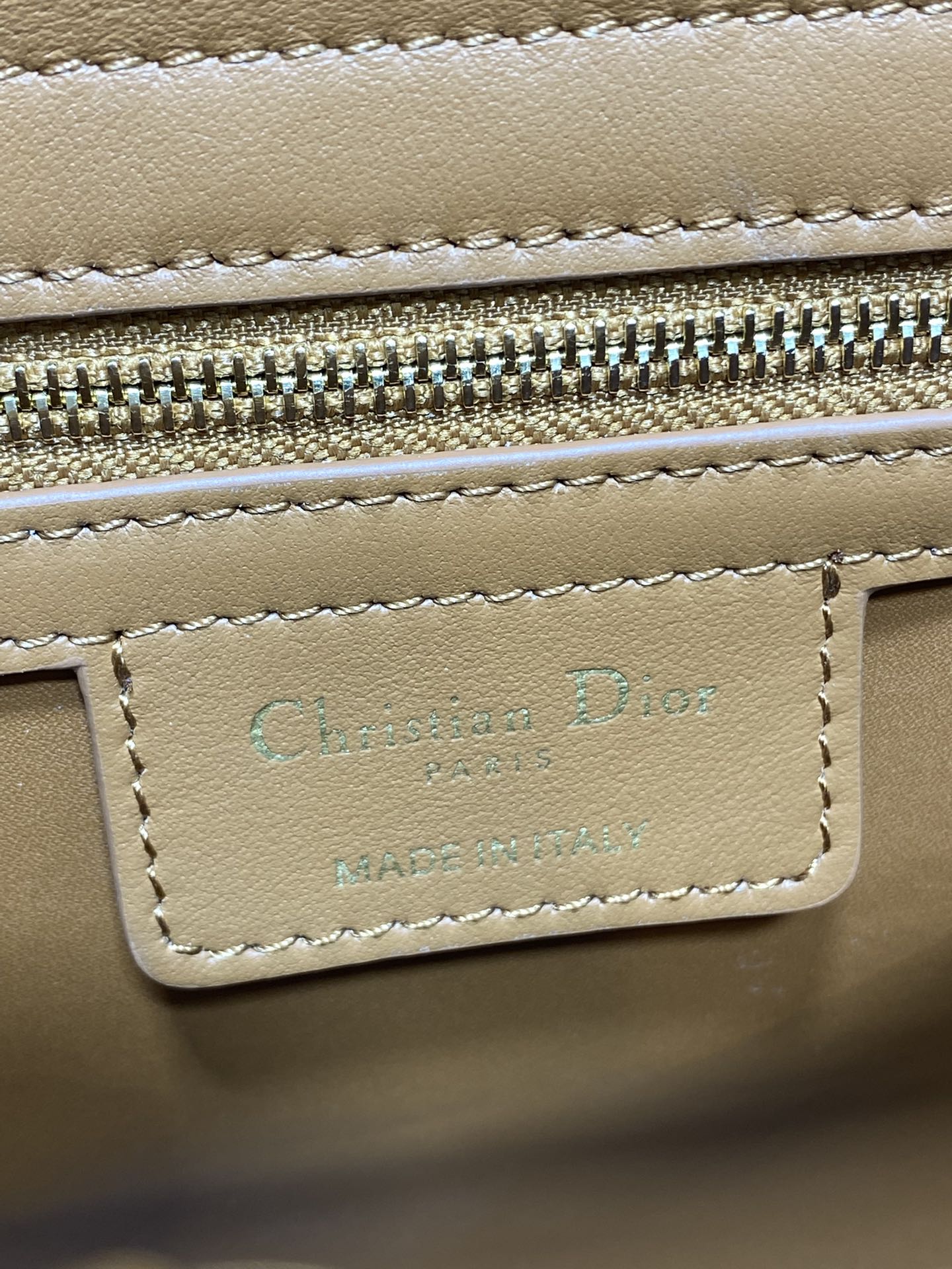 浅金现货‼️Dior2026最新蝴蝶结手提包，把“蝴蝶结”焊在系列里.蝴蝶结也不再是小女生的甜腻感，新设