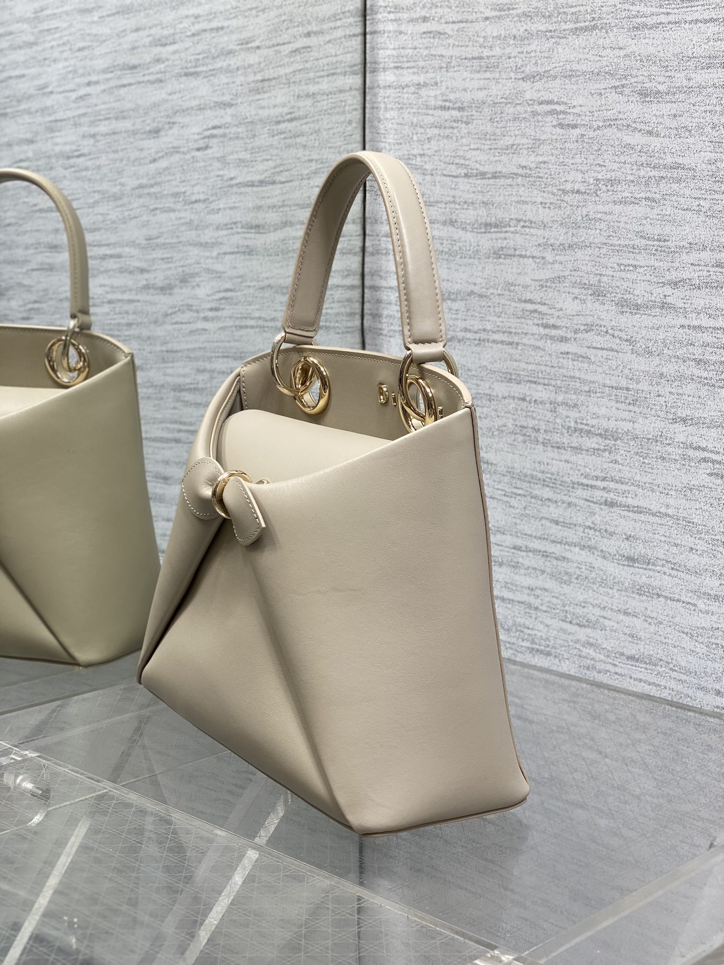 浅金现货‼️Dior2026最新蝴蝶结手提包，把“蝴蝶结”焊在系列里.蝴蝶结也不再是小女生的甜腻感，新设