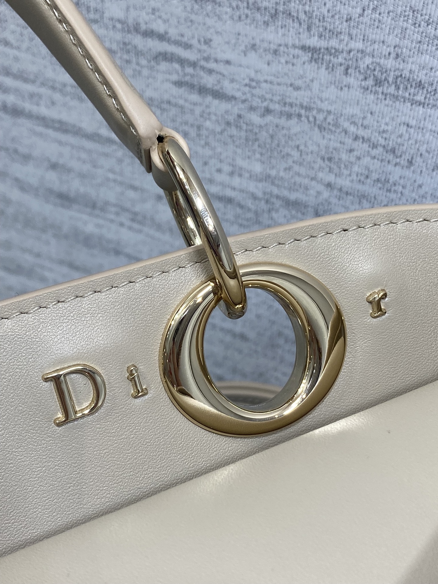 浅金现货‼️Dior2026最新蝴蝶结手提包，把“蝴蝶结”焊在系列里.蝴蝶结也不再是小女生的甜腻感，新设