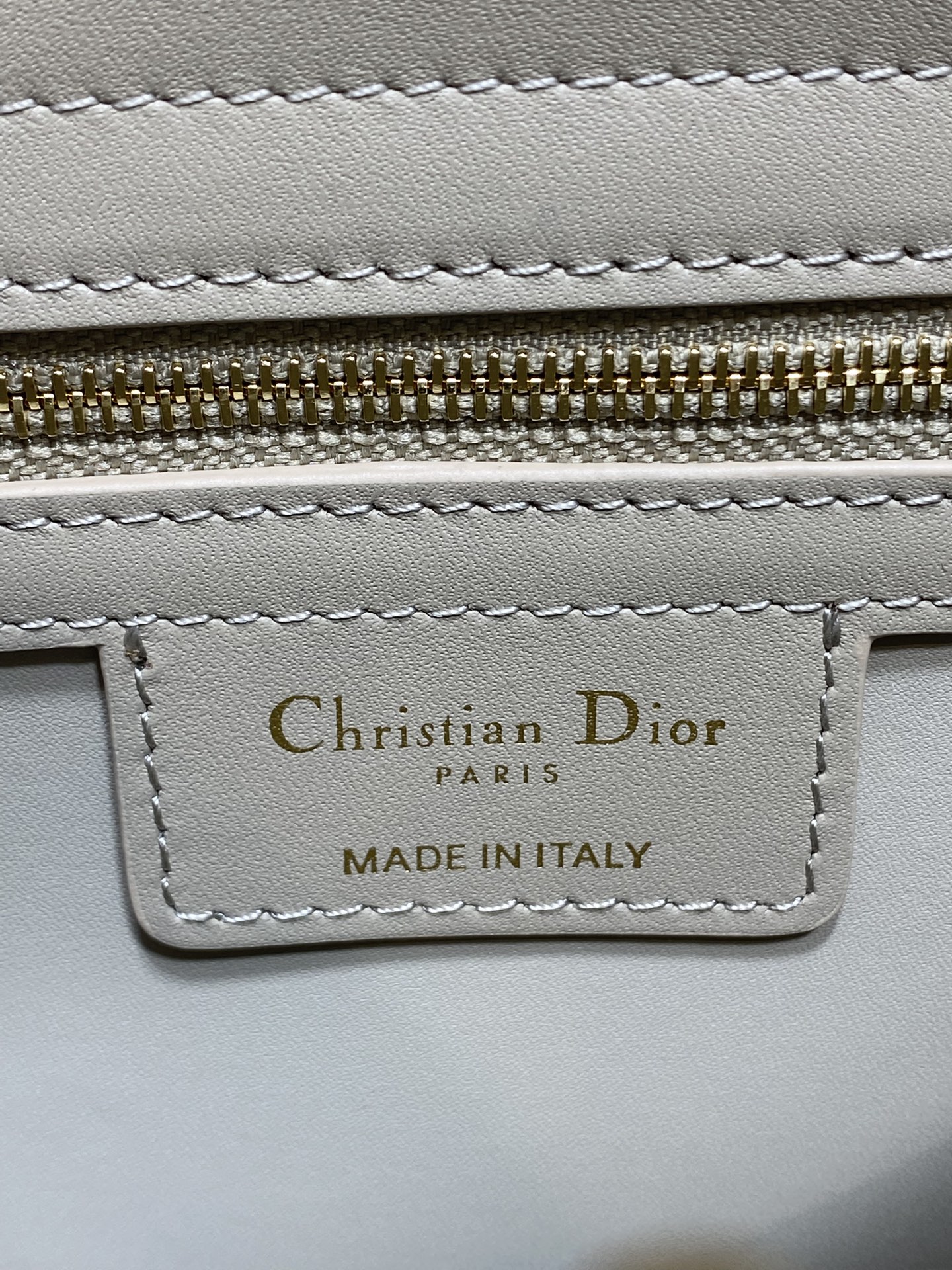 浅金现货‼️Dior2026最新蝴蝶结手提包，把“蝴蝶结”焊在系列里.蝴蝶结也不再是小女生的甜腻感，新设