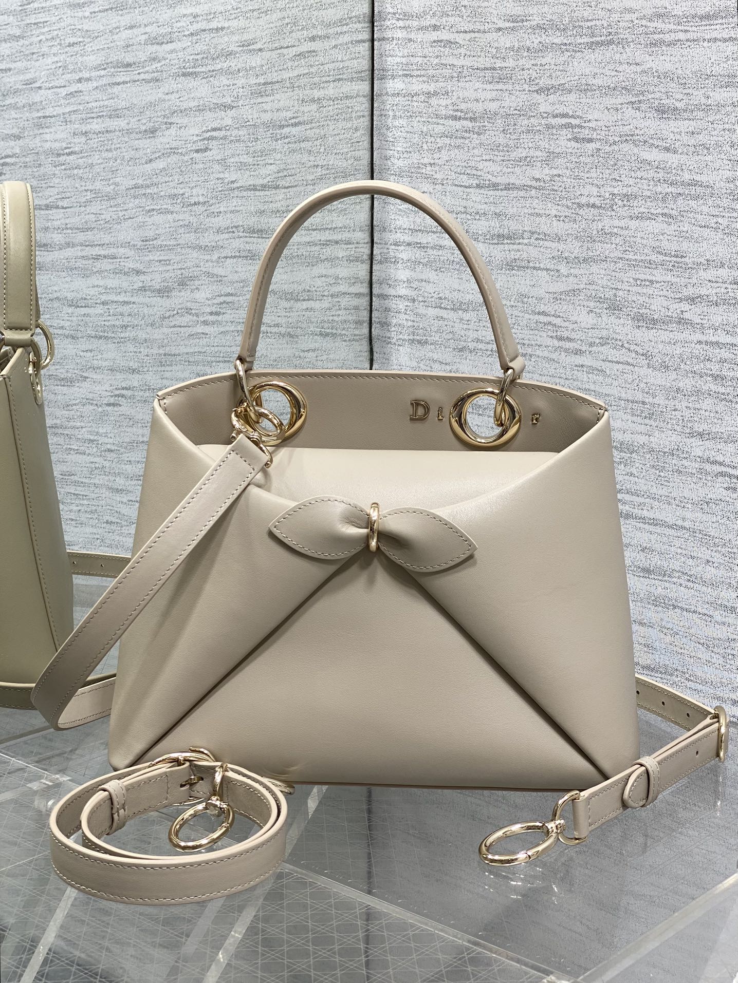 浅金现货‼️Dior2026最新蝴蝶结手提包，把“蝴蝶结”焊在系列里.蝴蝶结也不再是小女生的甜腻感，新设