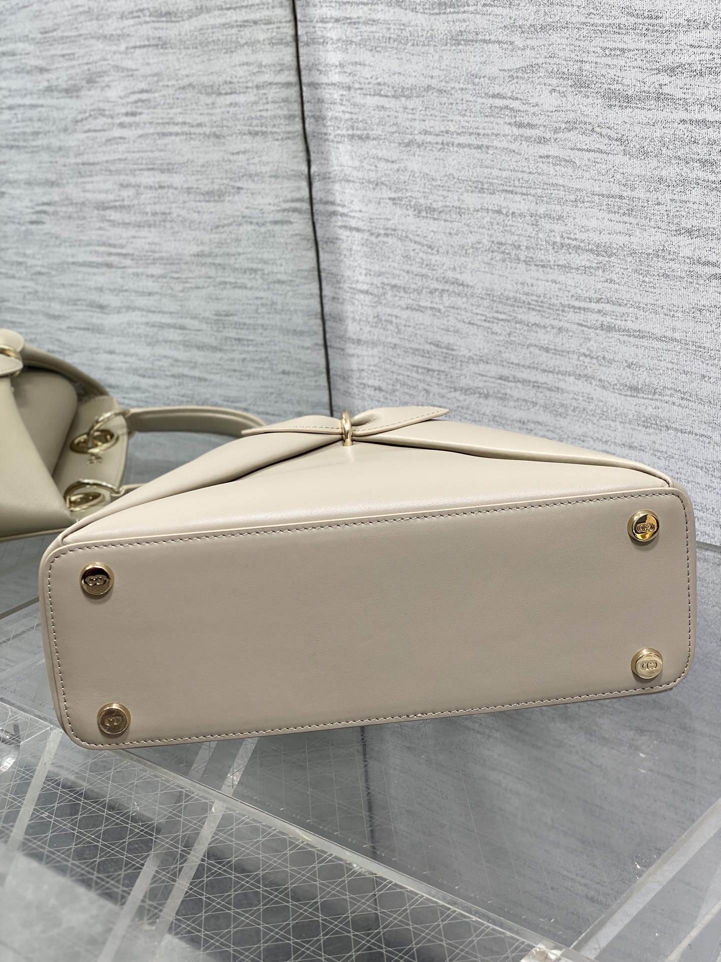 浅金现货‼️Dior2026最新蝴蝶结手提包，把“蝴蝶结”焊在系列里.蝴蝶结也不再是小女生的甜腻感，新设