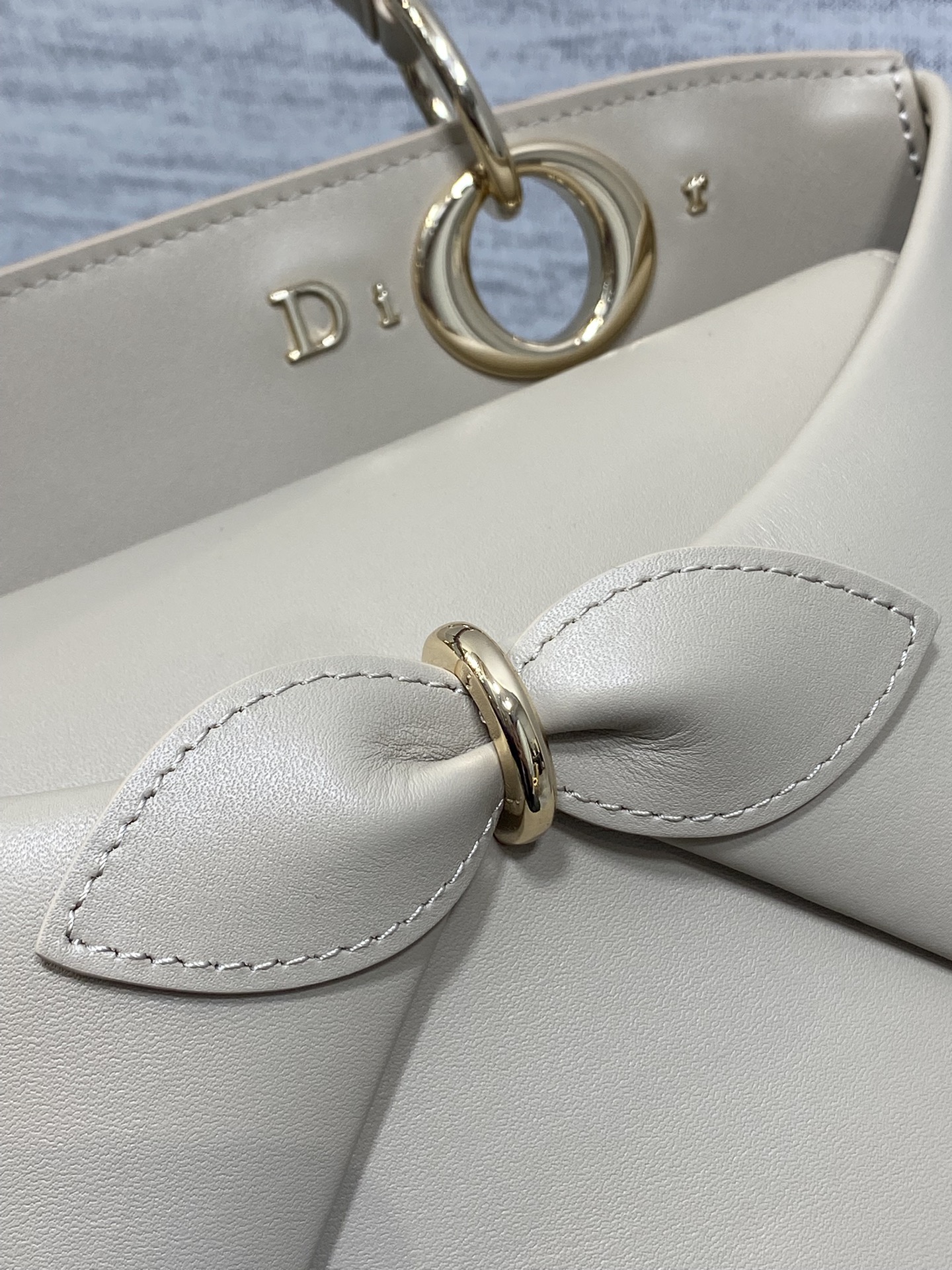 浅金现货‼️Dior2026最新蝴蝶结手提包，把“蝴蝶结”焊在系列里.蝴蝶结也不再是小女生的甜腻感，新设