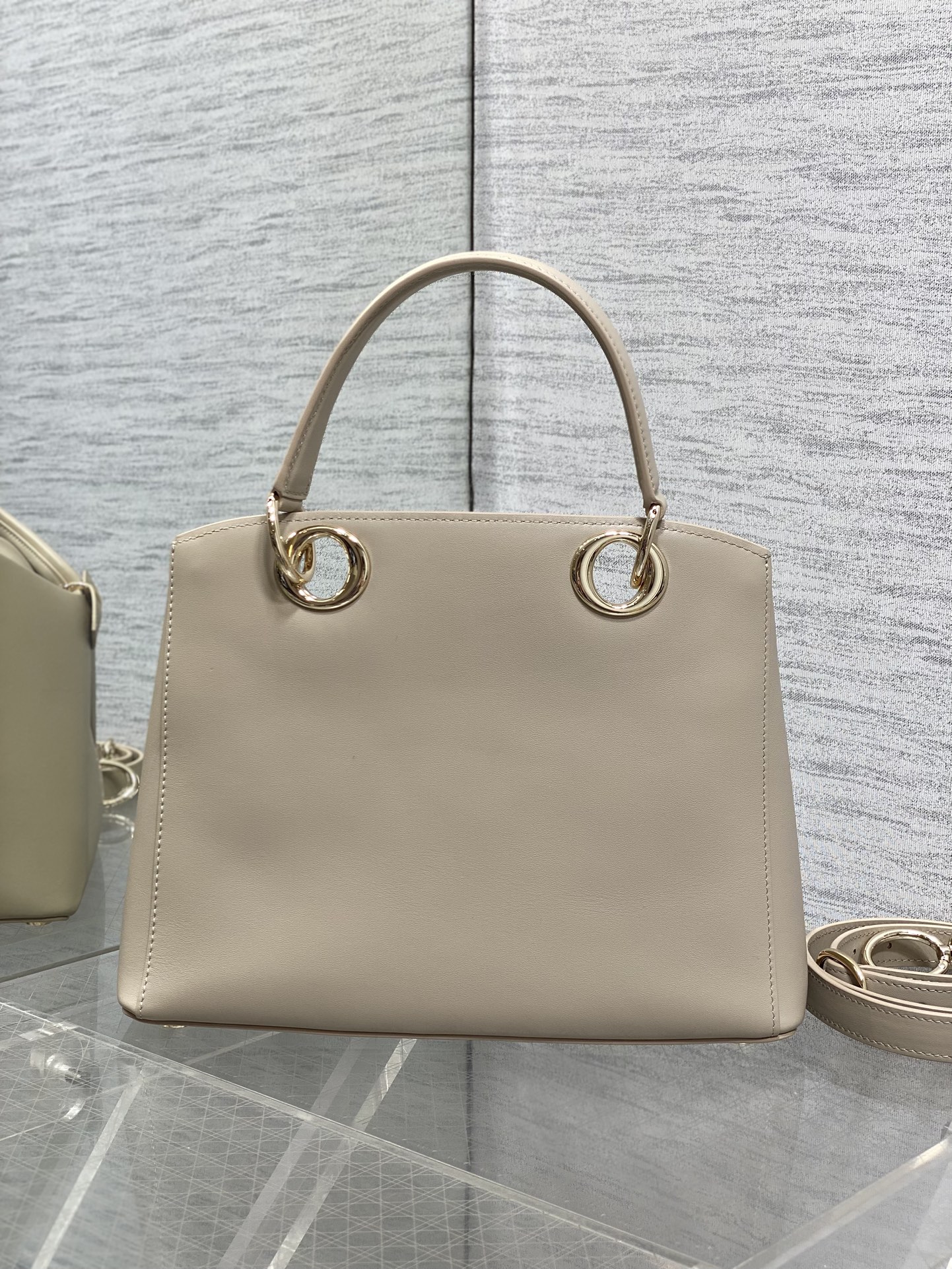 浅金现货‼️Dior2026最新蝴蝶结手提包，把“蝴蝶结”焊在系列里.蝴蝶结也不再是小女生的甜腻感，新设