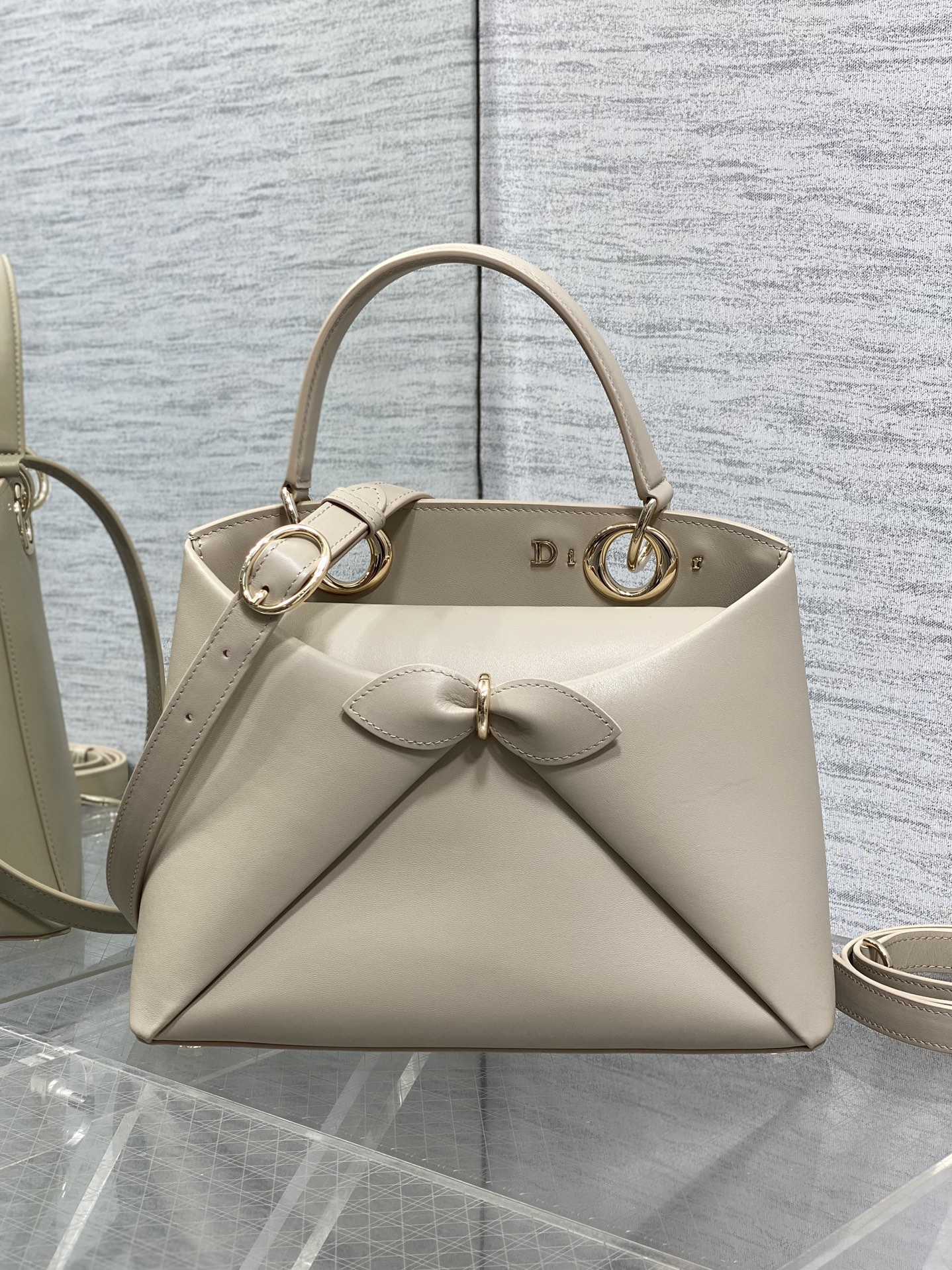 浅金现货‼️Dior2026最新蝴蝶结手提包，把“蝴蝶结”焊在系列里.蝴蝶结也不再是小女生的甜腻感，新设