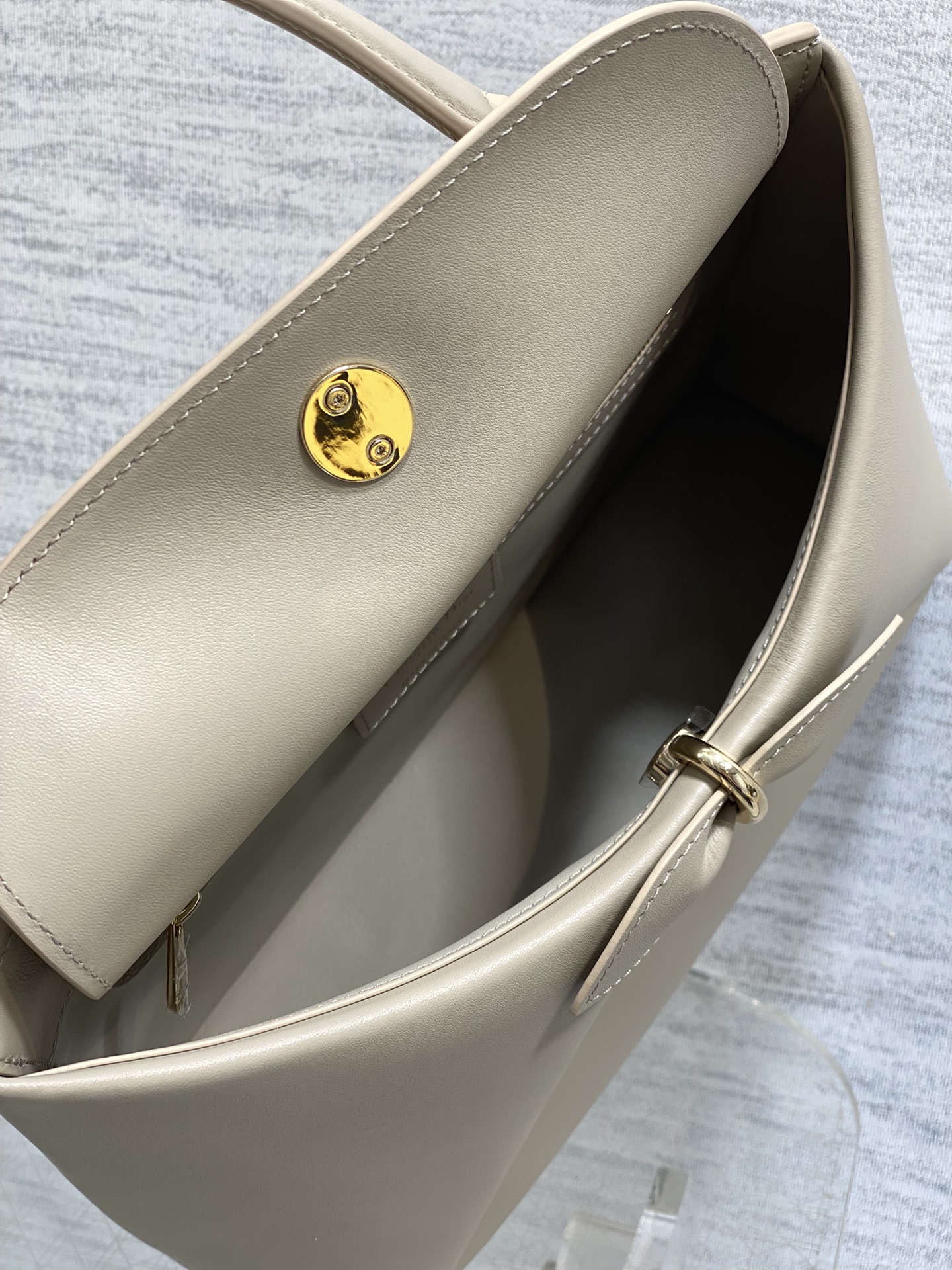 浅金现货‼️Dior2026最新蝴蝶结手提包，把“蝴蝶结”焊在系列里.蝴蝶结也不再是小女生的甜腻感，新设