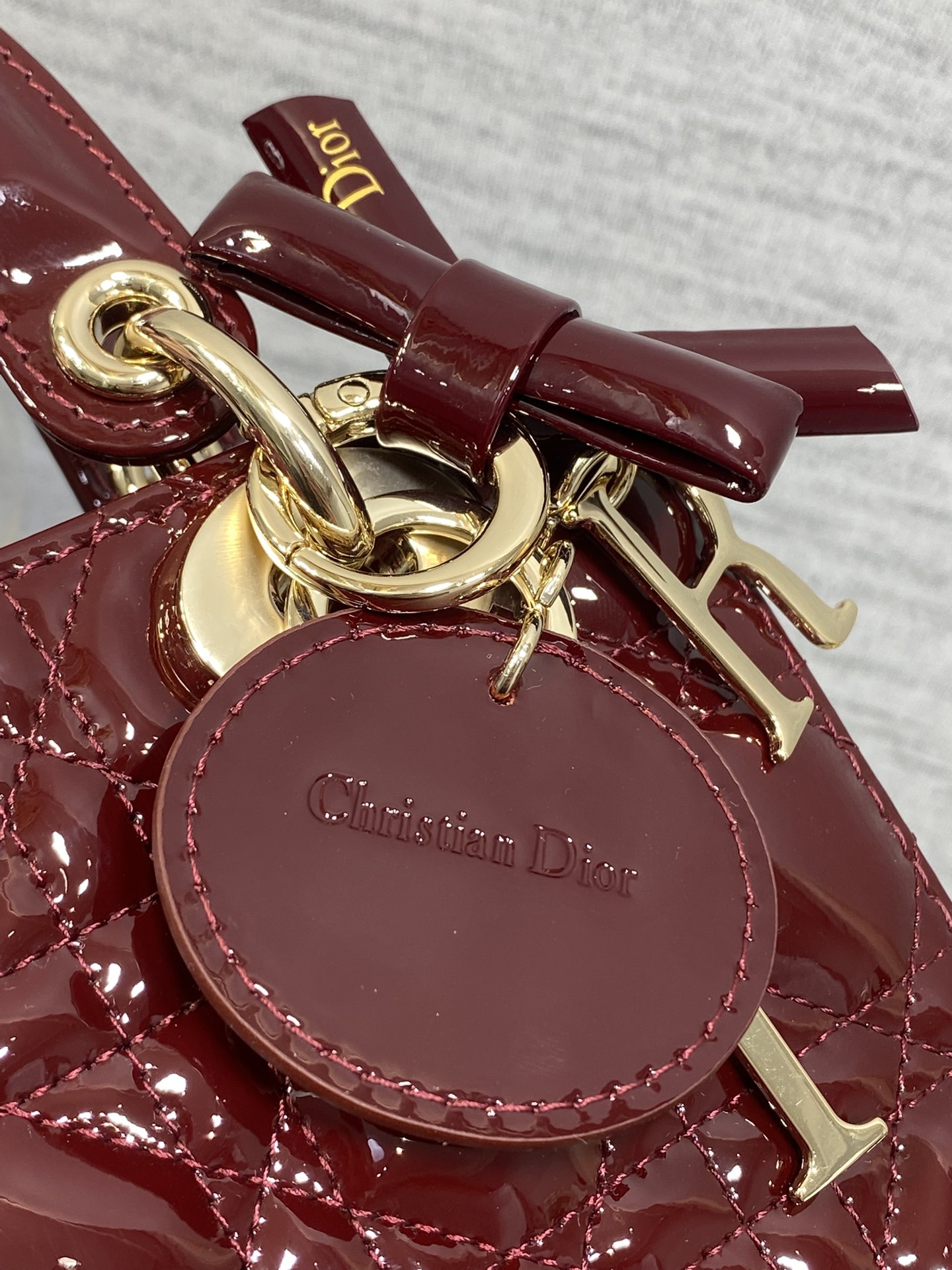 现货‼️Lady最新款四格蝴蝶结🎀戴妃包，采用牛皮漆皮精心制作、人手一个必备的戴妃包😍。迷人优雅又气场十