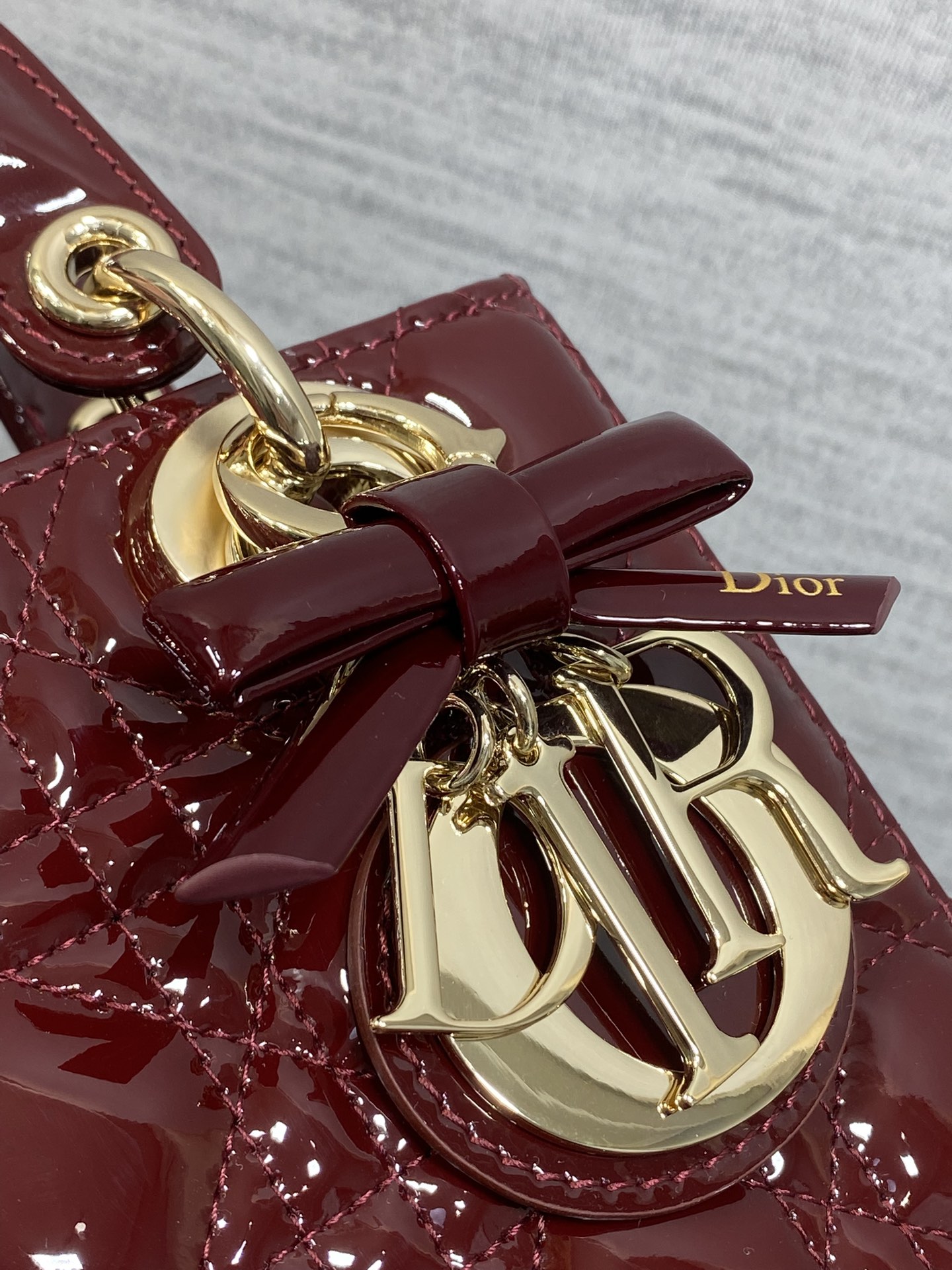 现货‼️Lady最新款四格蝴蝶结🎀戴妃包，采用牛皮漆皮精心制作、人手一个必备的戴妃包😍。迷人优雅又气场十