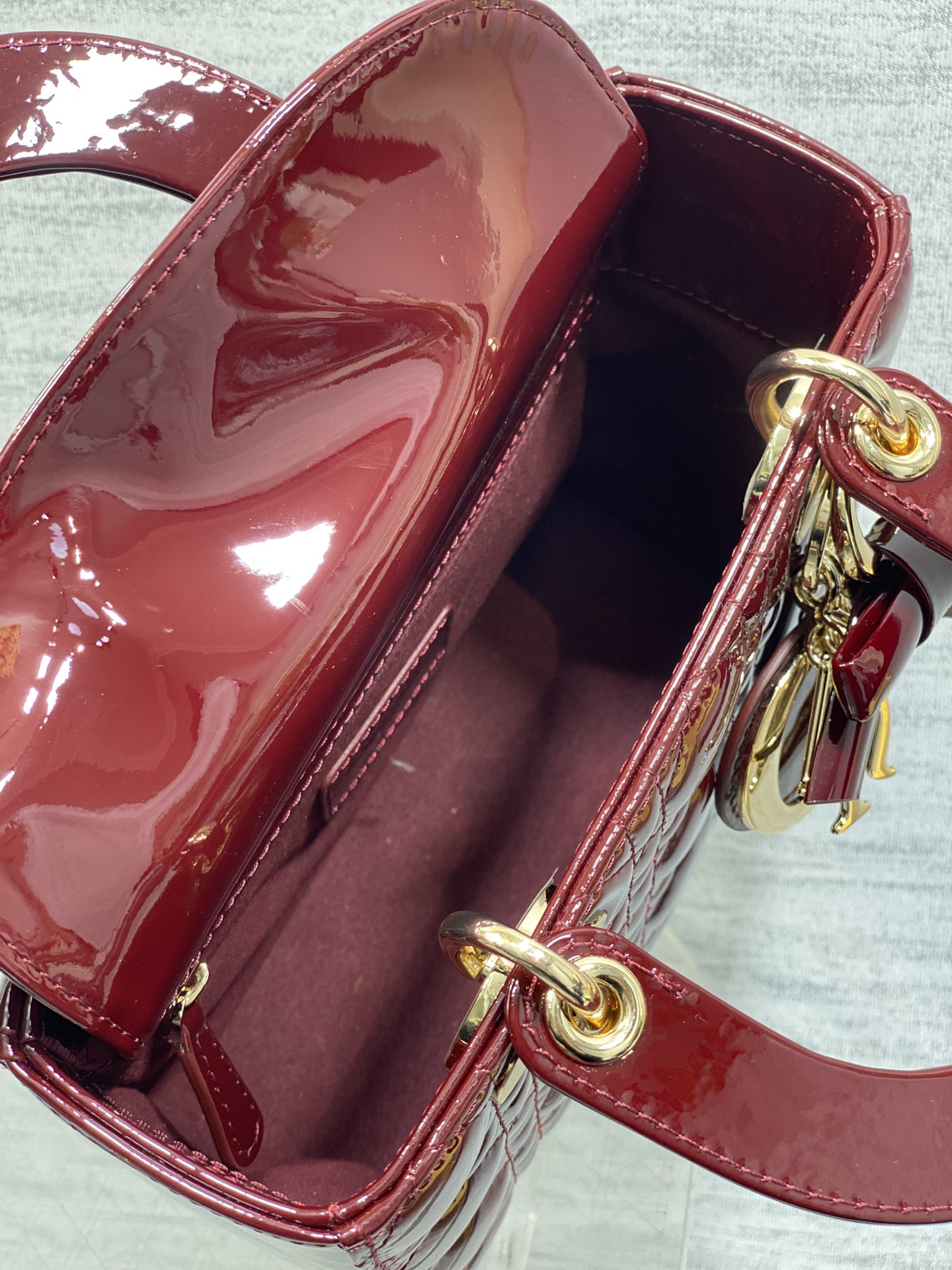 现货‼️Lady最新款四格蝴蝶结🎀戴妃包，采用牛皮漆皮精心制作、人手一个必备的戴妃包😍。迷人优雅又气场十