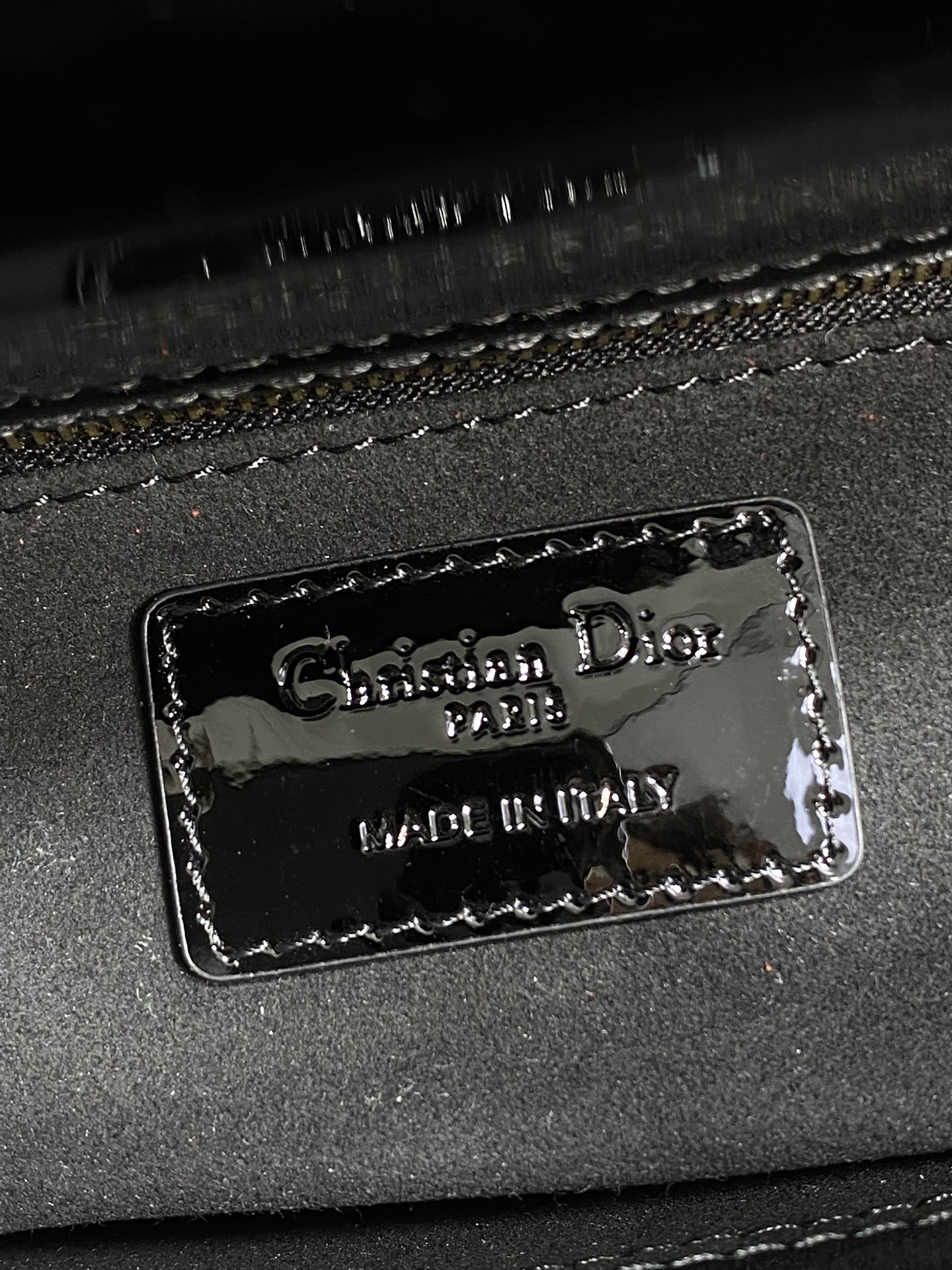 现货‼️Lady最新款四格蝴蝶结🎀戴妃包，采用牛皮漆皮精心制作、人手一个必备的戴妃包😍。迷人优雅又气场十