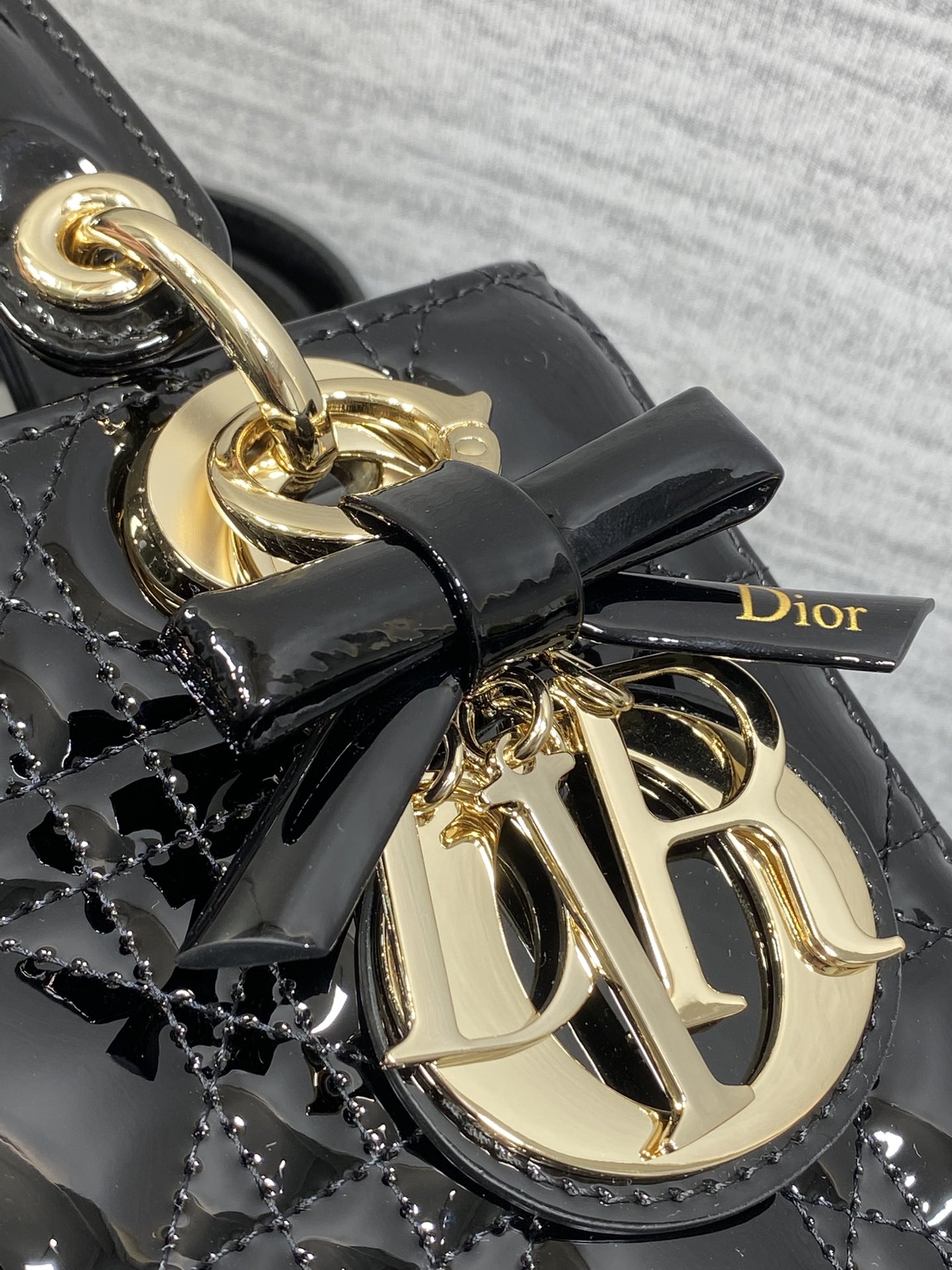 现货‼️Lady最新款四格蝴蝶结🎀戴妃包，采用牛皮漆皮精心制作、人手一个必备的戴妃包😍。迷人优雅又气场十