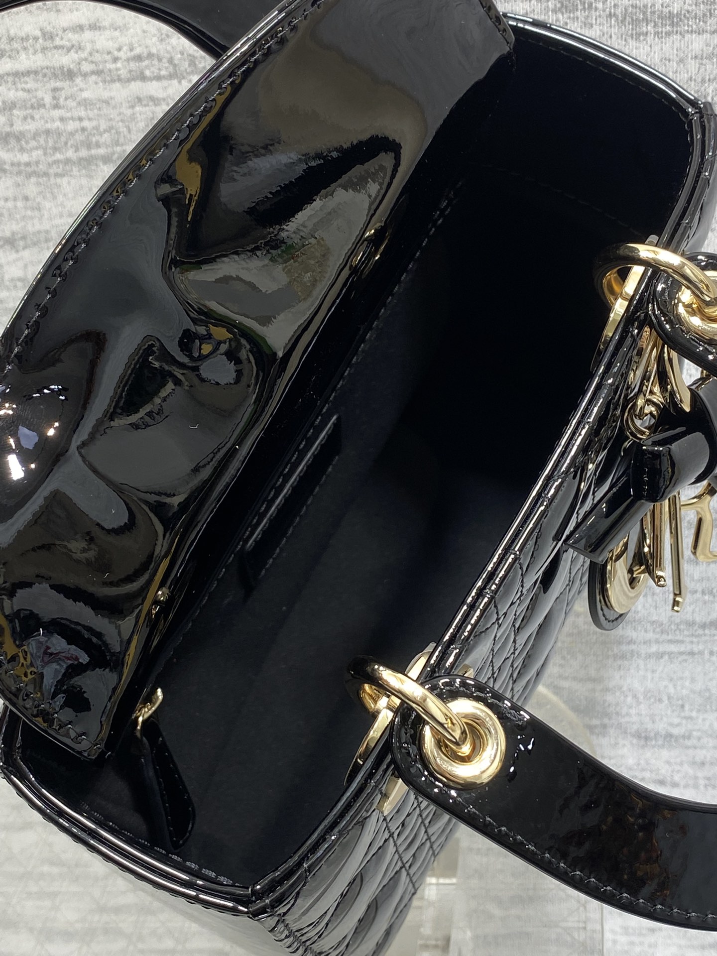 现货‼️Lady最新款四格蝴蝶结🎀戴妃包，采用牛皮漆皮精心制作、人手一个必备的戴妃包😍。迷人优雅又气场十