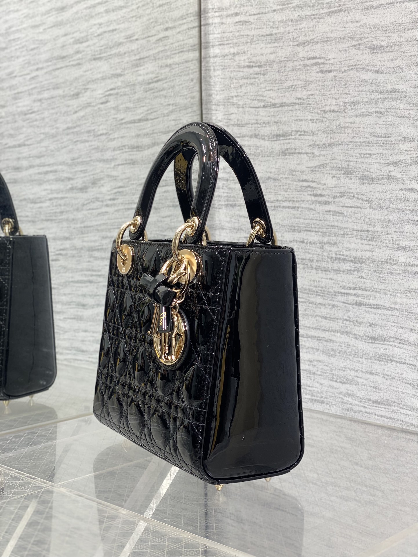 现货‼️Lady最新款四格蝴蝶结🎀戴妃包，采用牛皮漆皮精心制作、人手一个必备的戴妃包😍。迷人优雅又气场十