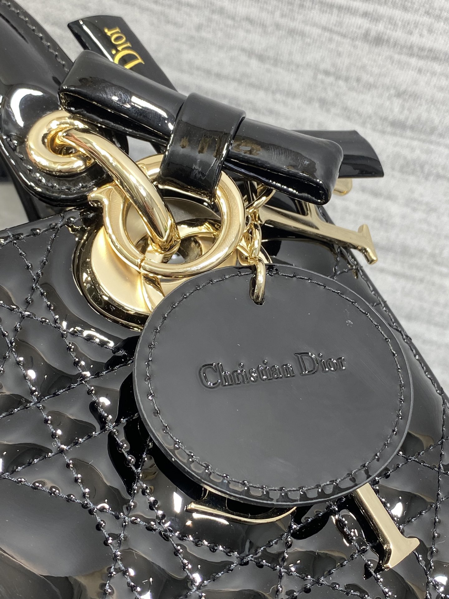 现货‼️Lady最新款四格蝴蝶结🎀戴妃包，采用牛皮漆皮精心制作、人手一个必备的戴妃包😍。迷人优雅又气场十