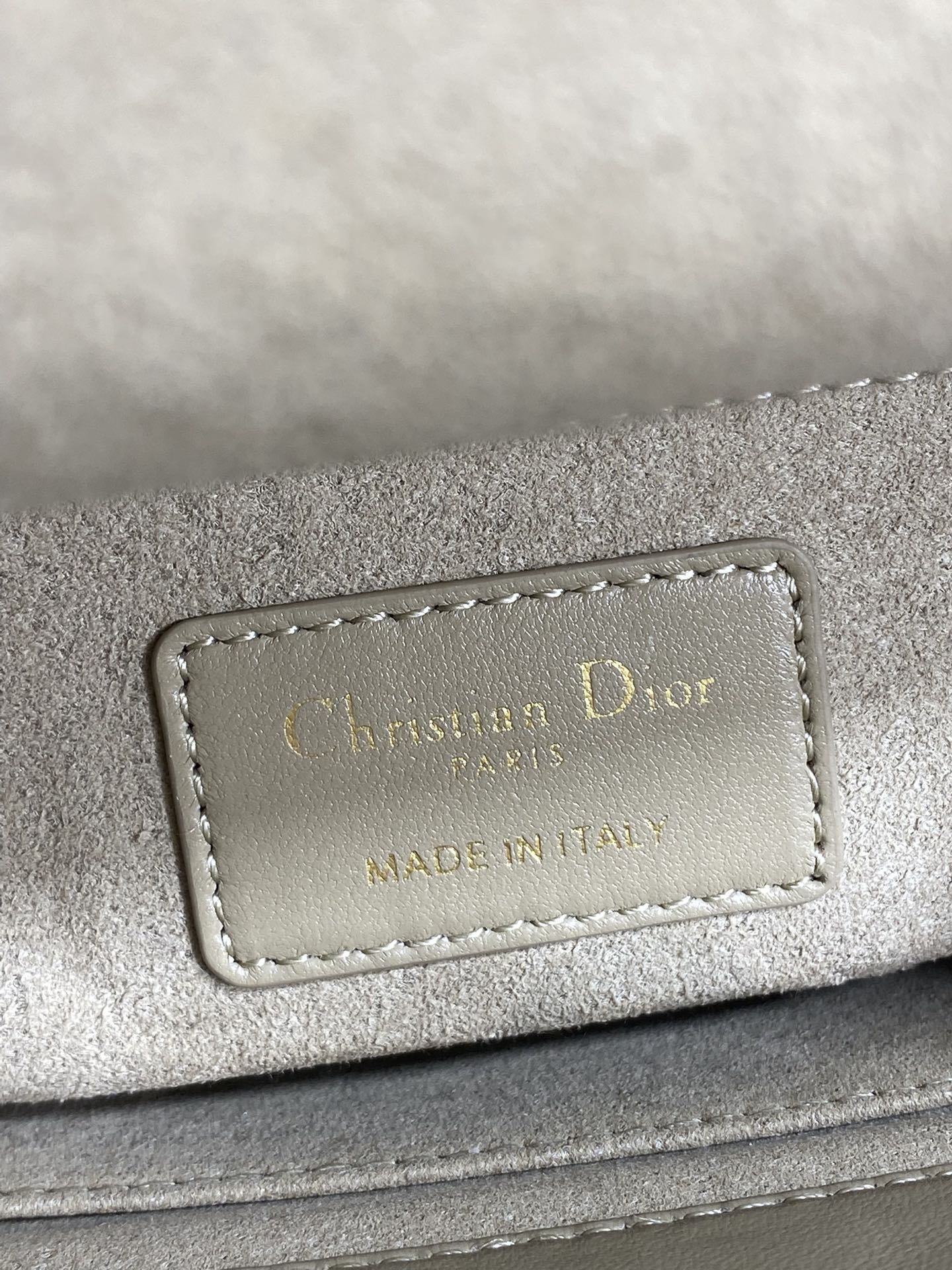 现货‼️Lady最新款四格蝴蝶结🎀戴妃包，采用小羊皮精心制作、人手一个必备的戴妃包😍。迷人优雅又气场十足