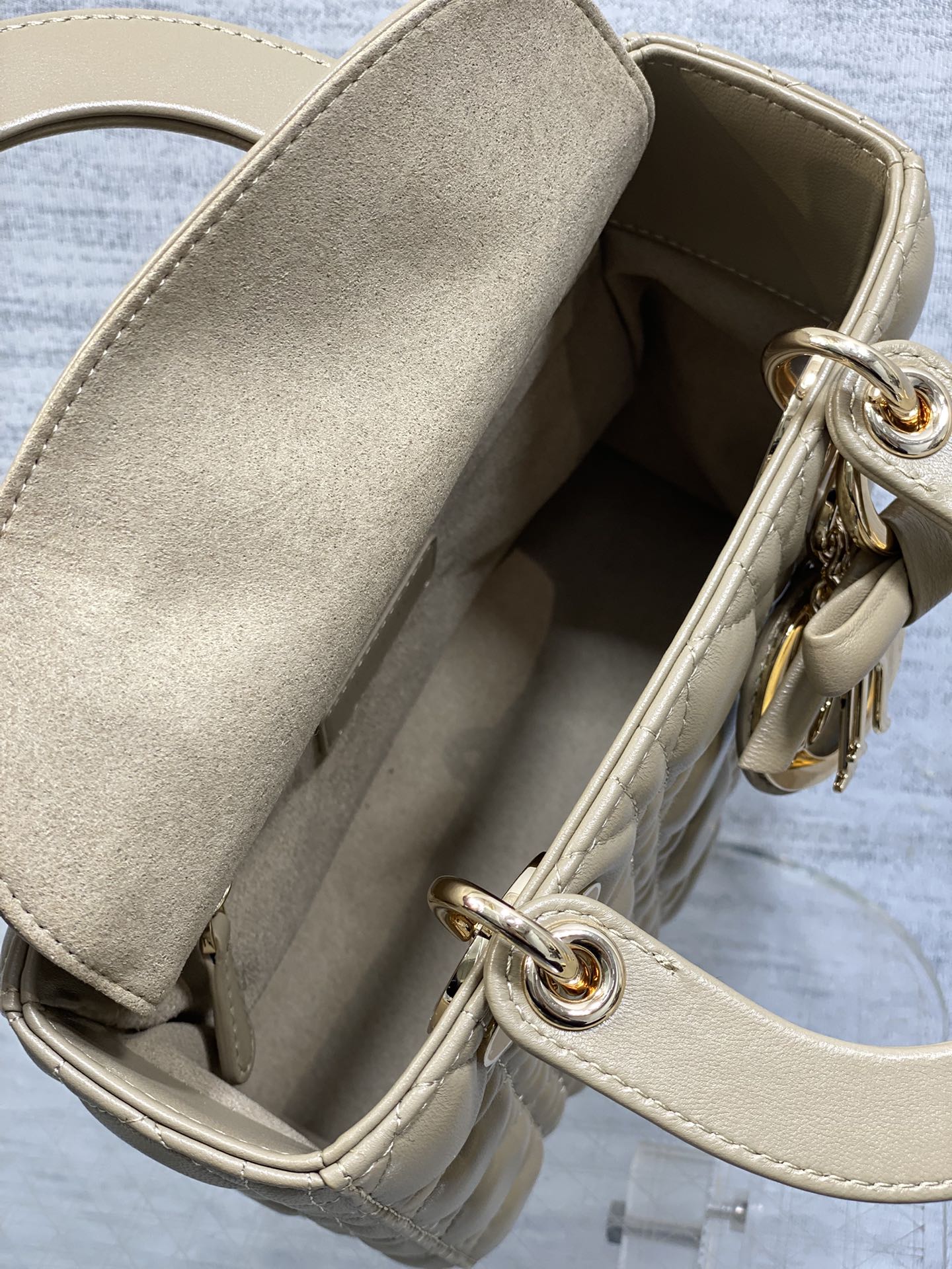 现货‼️Lady最新款四格蝴蝶结🎀戴妃包，采用小羊皮精心制作、人手一个必备的戴妃包😍。迷人优雅又气场十足