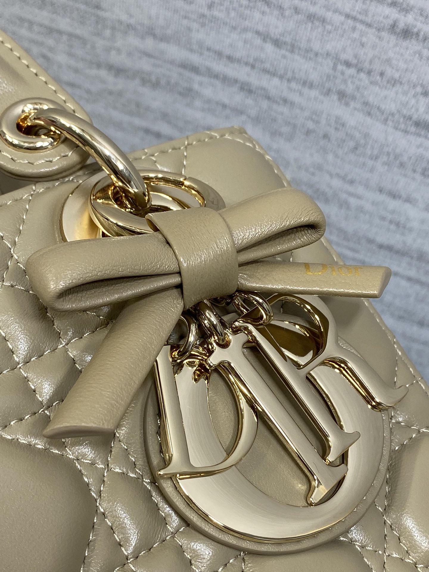 现货‼️Lady最新款四格蝴蝶结🎀戴妃包，采用小羊皮精心制作、人手一个必备的戴妃包😍。迷人优雅又气场十足