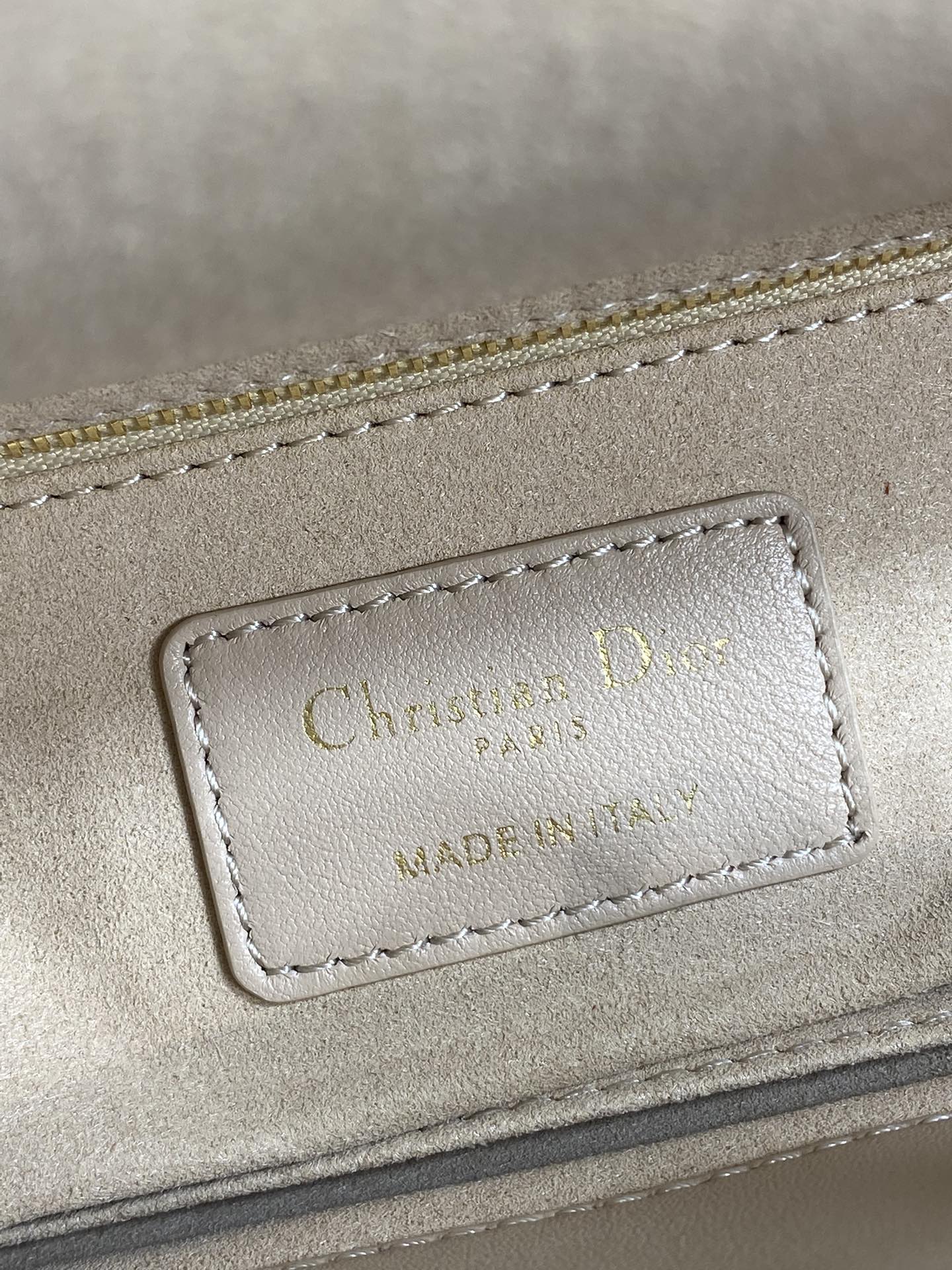 现货‼️Lady最新款四格蝴蝶结🎀戴妃包，采用小羊皮精心制作、人手一个必备的戴妃包😍。迷人优雅又气场十足