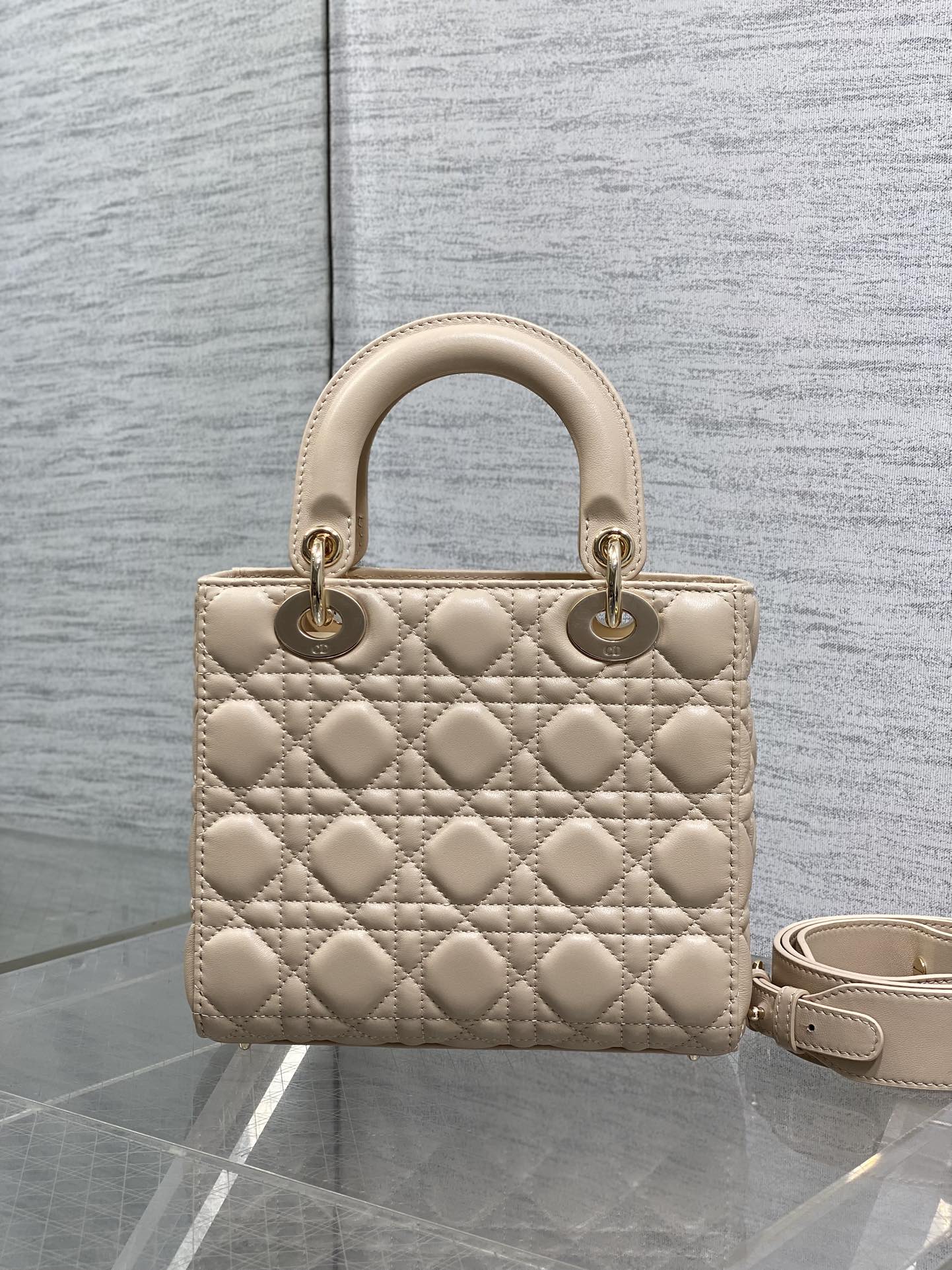 现货‼️Lady最新款四格蝴蝶结🎀戴妃包，采用小羊皮精心制作、人手一个必备的戴妃包😍。迷人优雅又气场十足